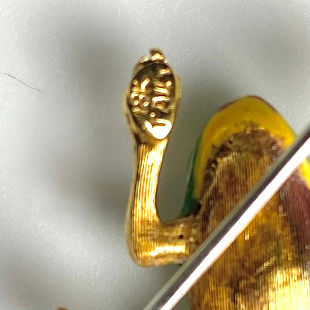 Contemporary 18K Yellow Gold Vintage 3D Frog Brooch with Green Spotted Enamel Details For Sale
