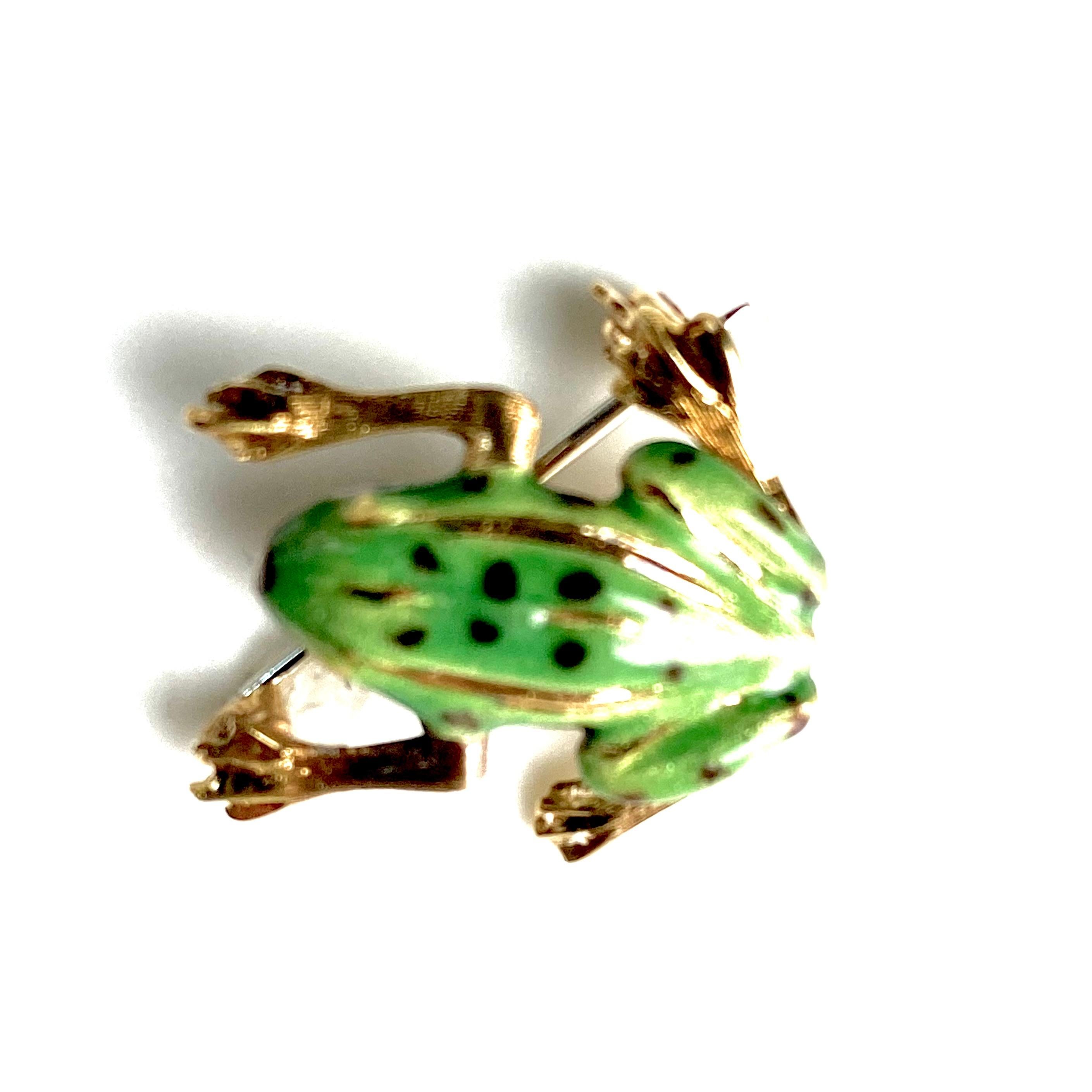 18K Yellow Gold Vintage 3D Frog Brooch with Green Spotted Enamel Details In Good Condition For Sale In New York, NY