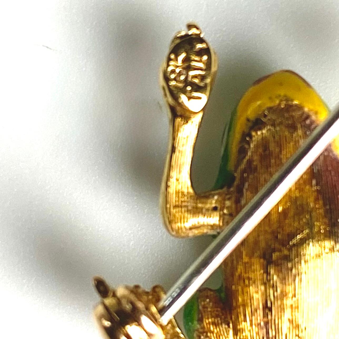 Women's or Men's 18K Yellow Gold Vintage 3D Frog Brooch with Green Spotted Enamel Details For Sale