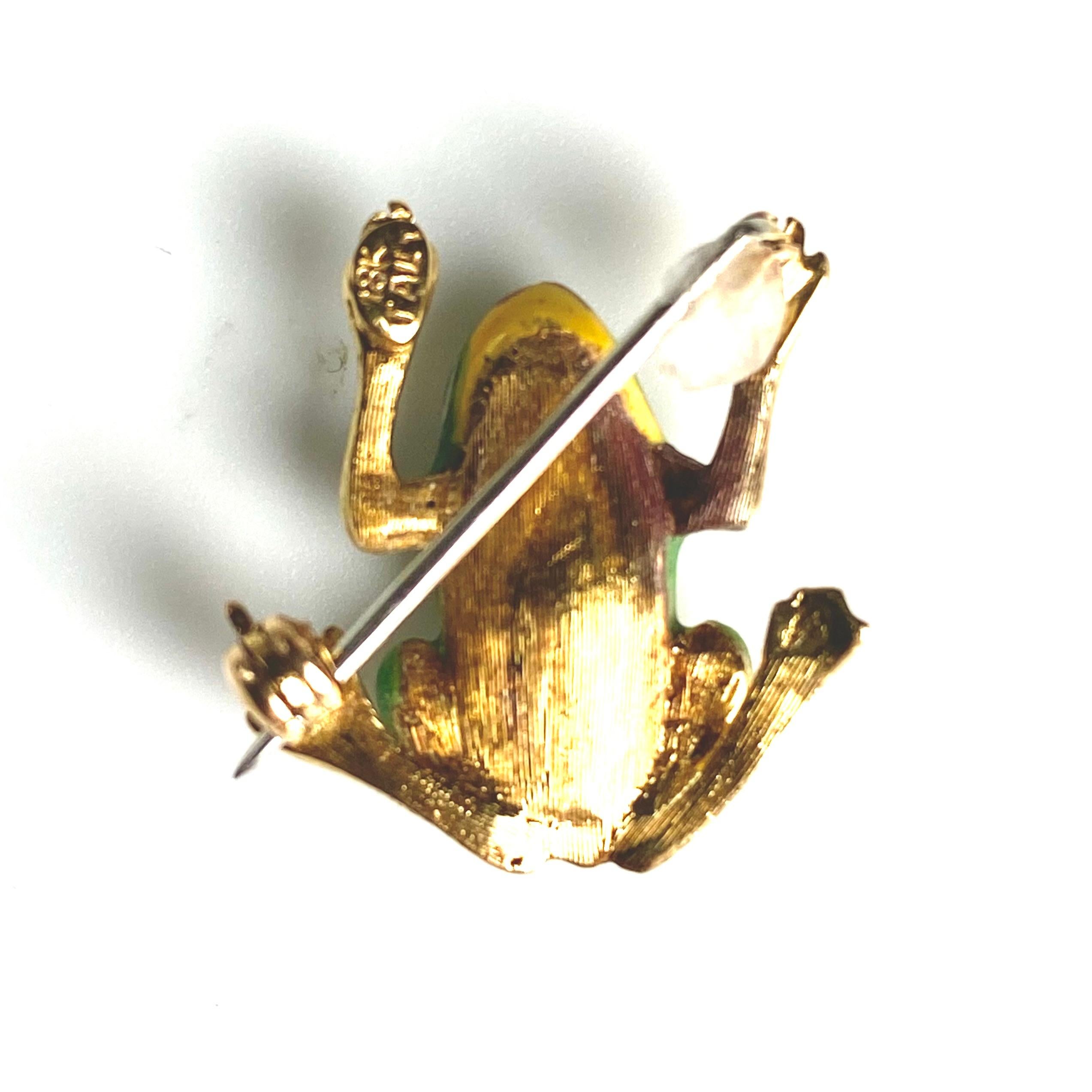 18K Yellow Gold Vintage 3D Frog Brooch with Green Spotted Enamel Details For Sale 1