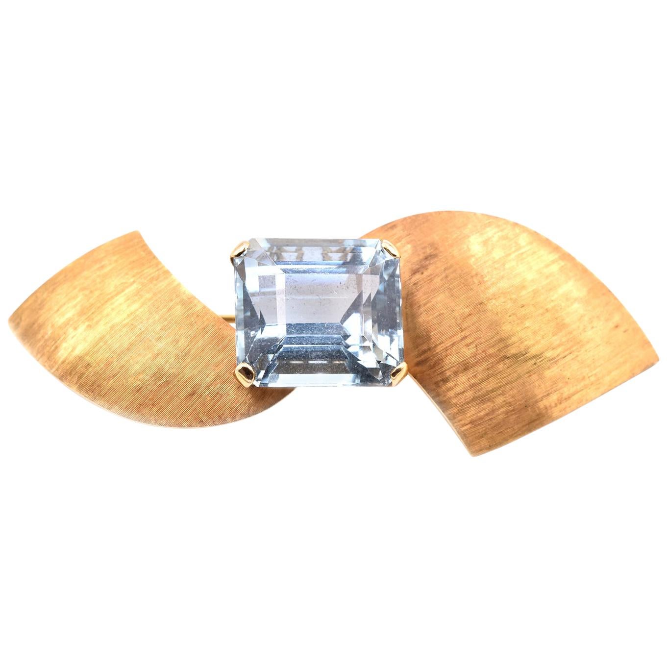 18 Karat Yellow Gold Vintage Aquamarine Custom Pin