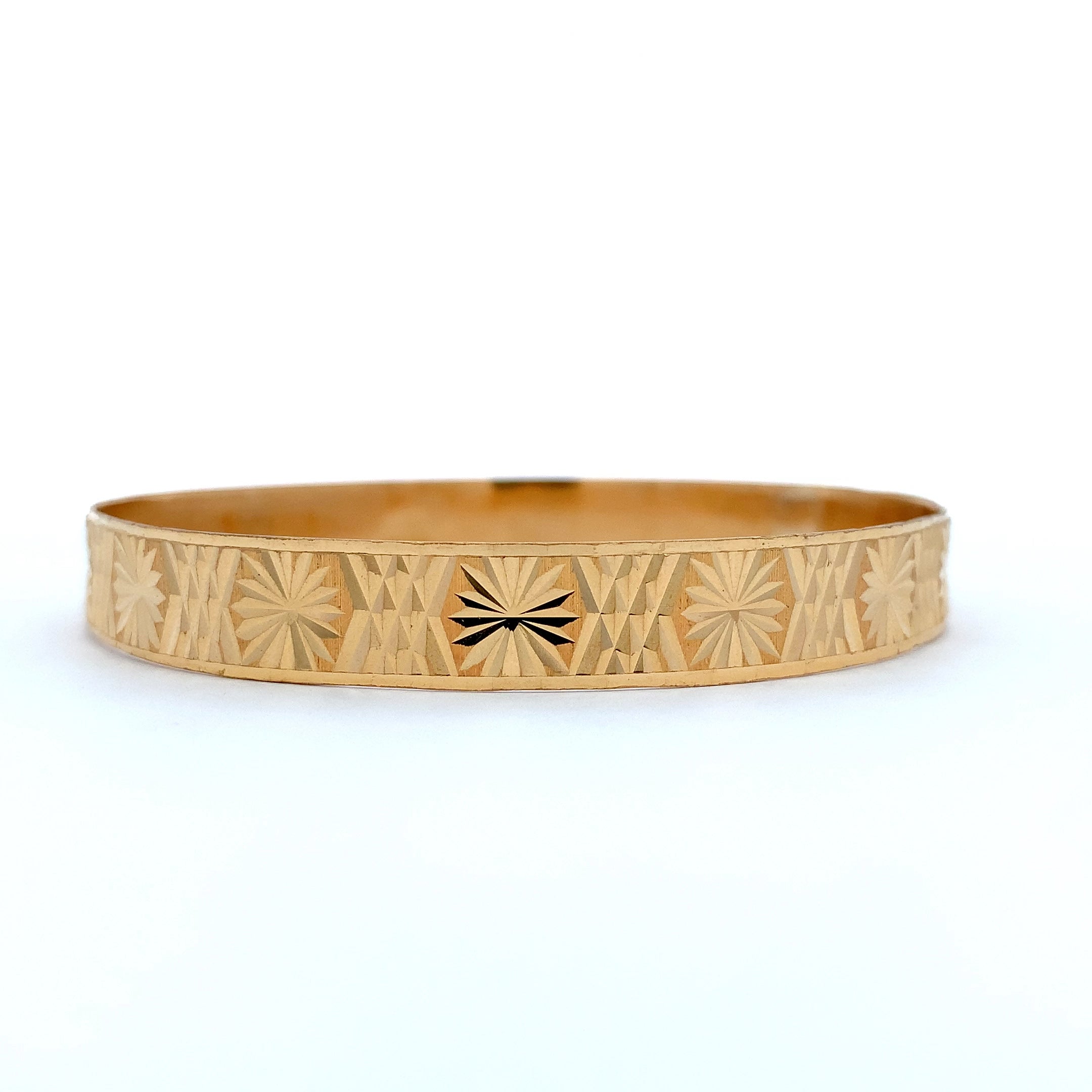 Elevate your style with this exquisitely crafted 18k yellow gold bangle. The radiant gold composition creates a stunning piece, perfect for adding a touch of sophistication to any ensemble. This elegant bangle is a timeless addition to any jewelry