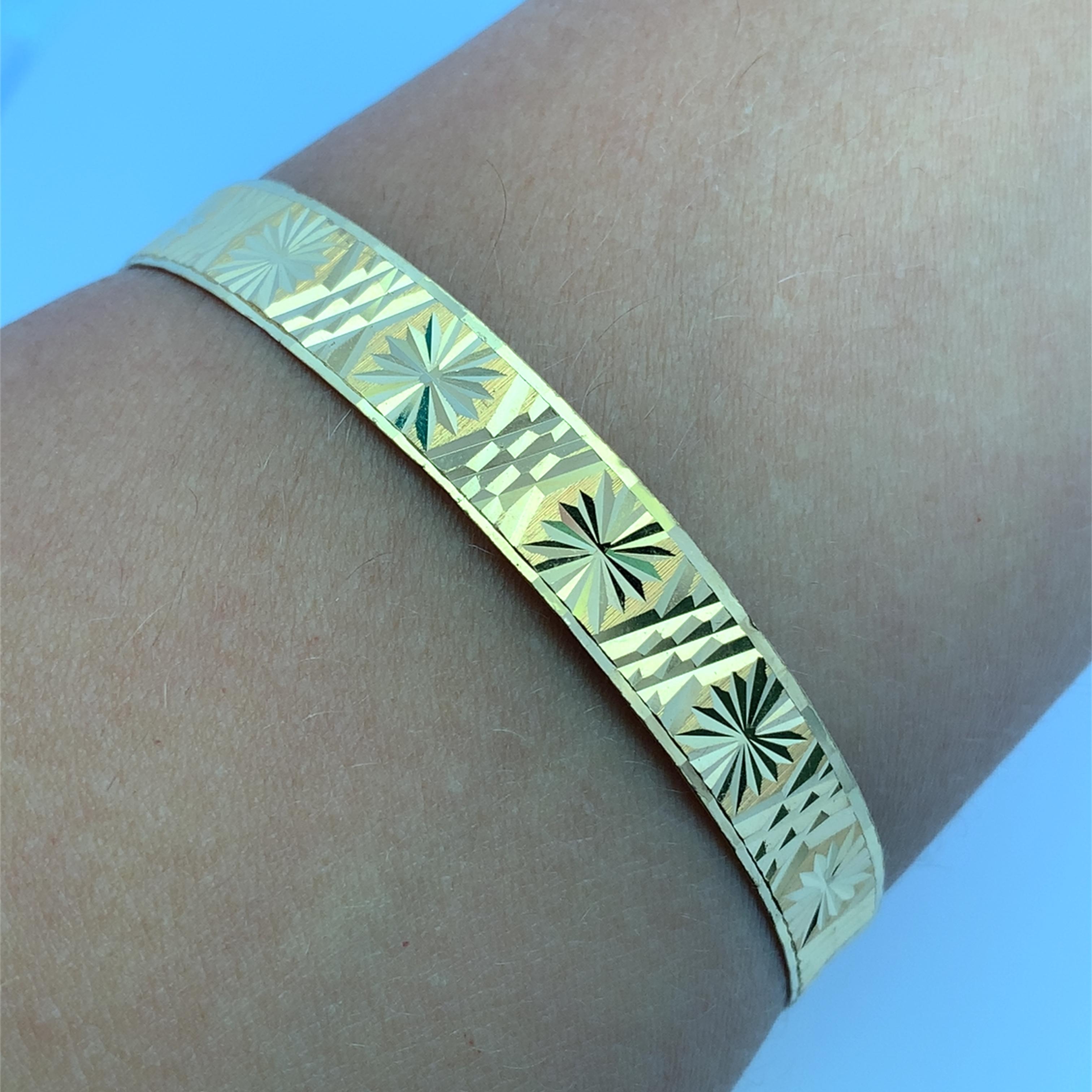 18k Yellow gold Vintage bangle bracelet In New Condition For Sale In London, GB