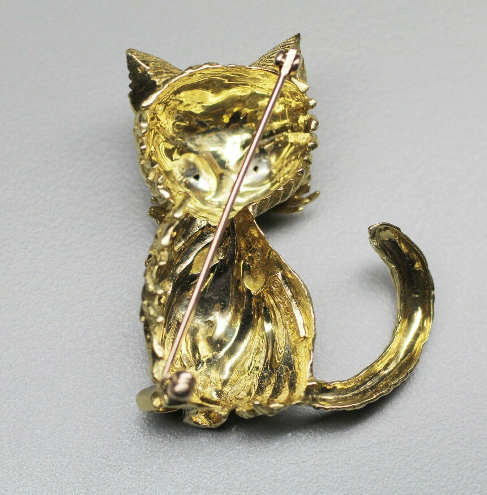 18 Karat Gelbgold Vintage Katzenbrosche mit Diamant und Saphir für Augen (Kunsthandwerker*in)