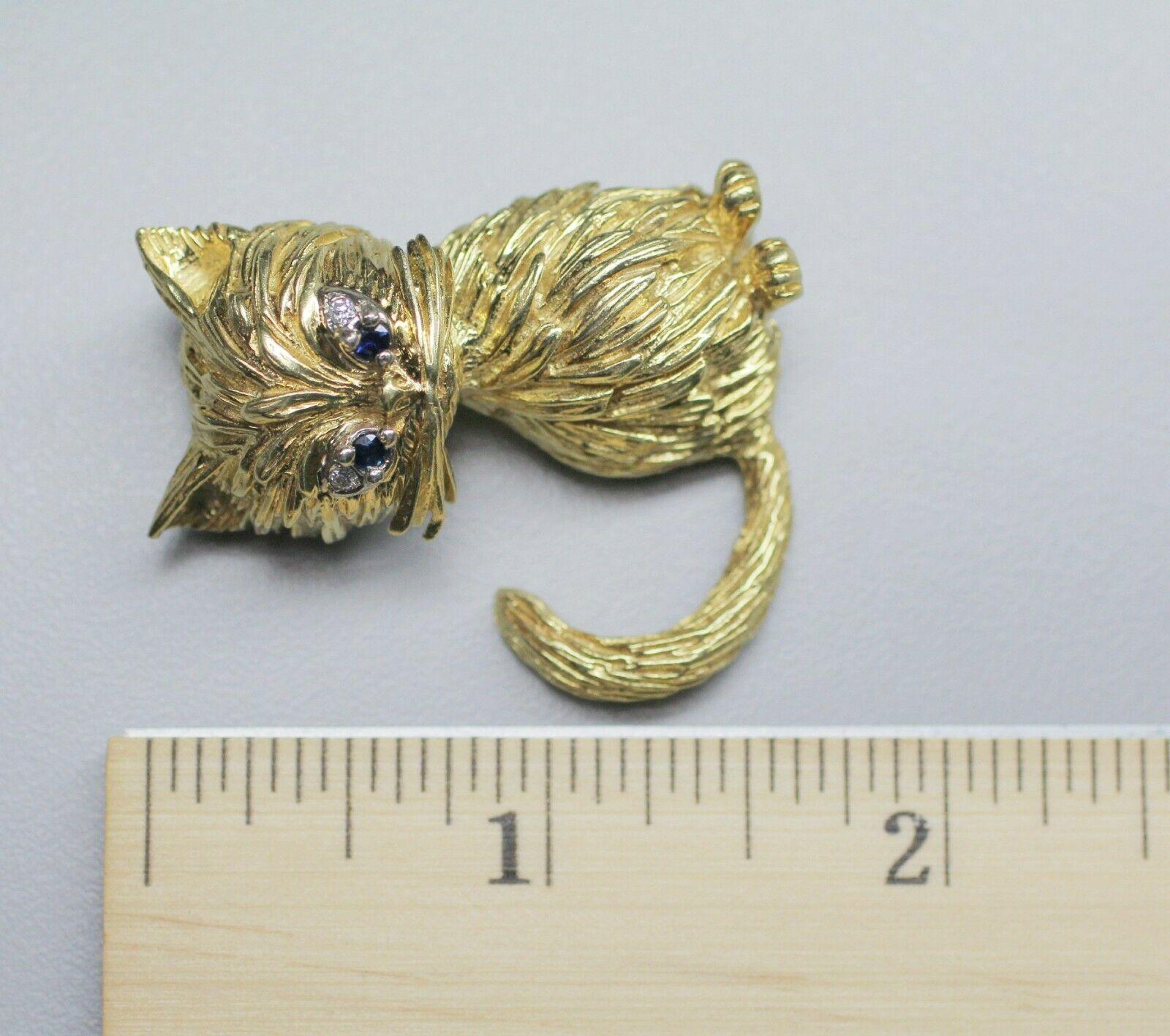 18 Karat Gelbgold Vintage Katzenbrosche mit Diamant und Saphir für Augen im Zustand „Hervorragend“ in Los Angeles, CA