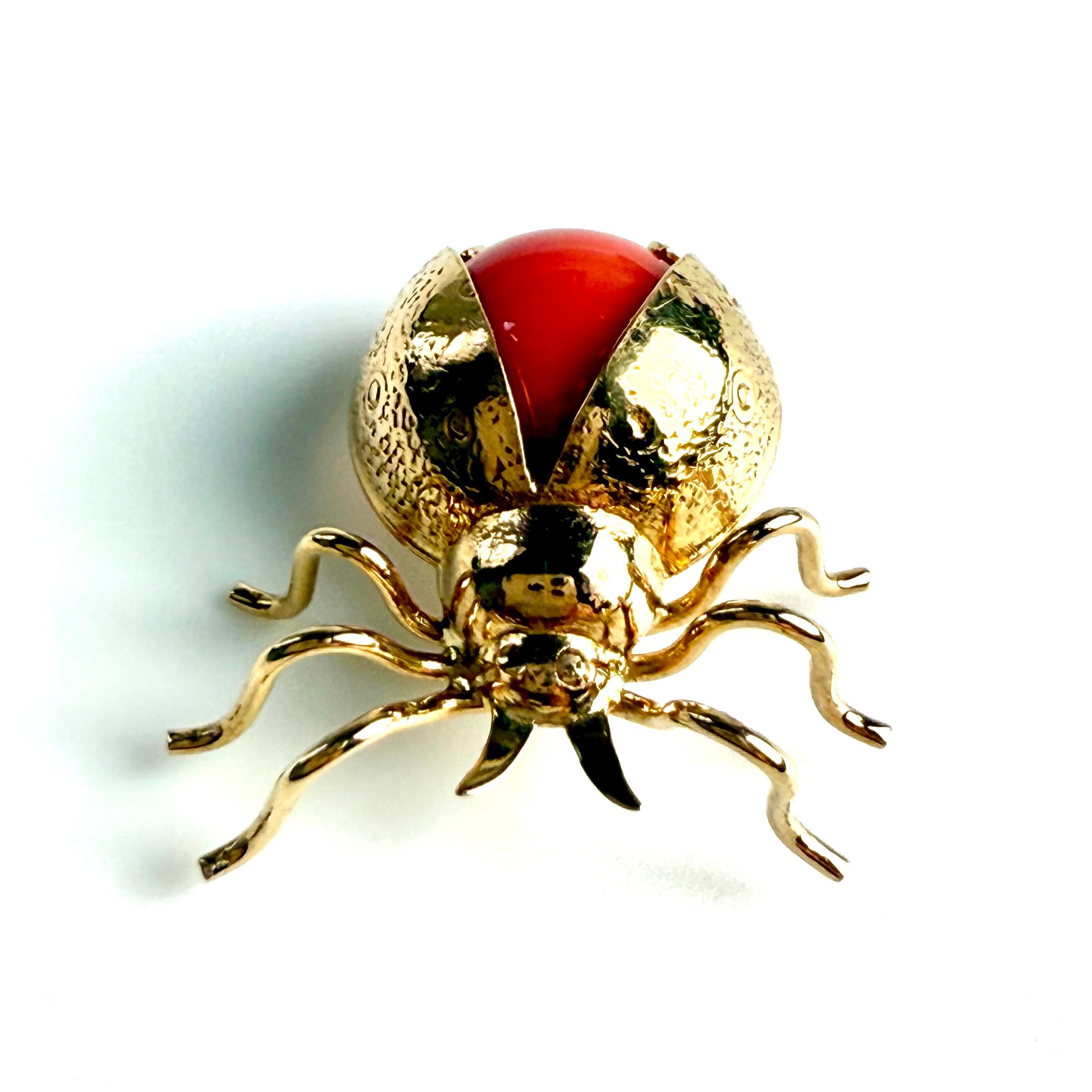 Taille ronde Broche en or jaune 18K, coccinelle en corail vintage