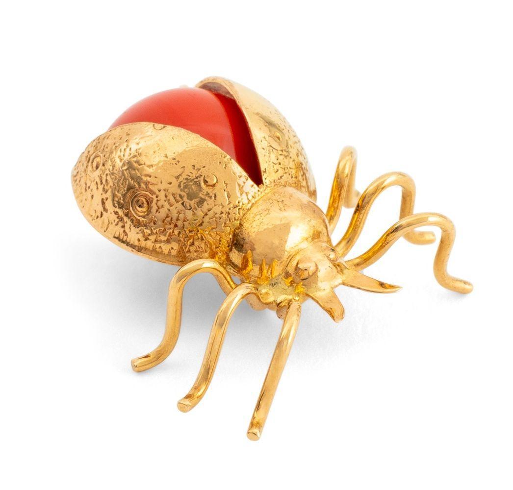 Broche en or jaune 18K, coccinelle en corail vintage Bon état à New York, NY