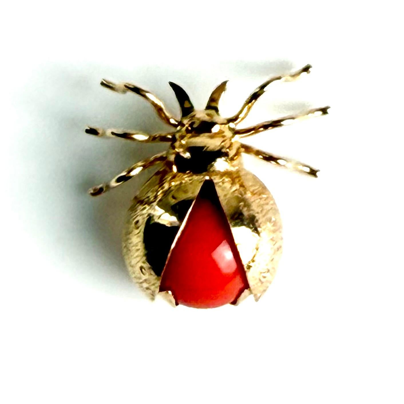 Broche en or jaune 18K, coccinelle en corail vintage 1