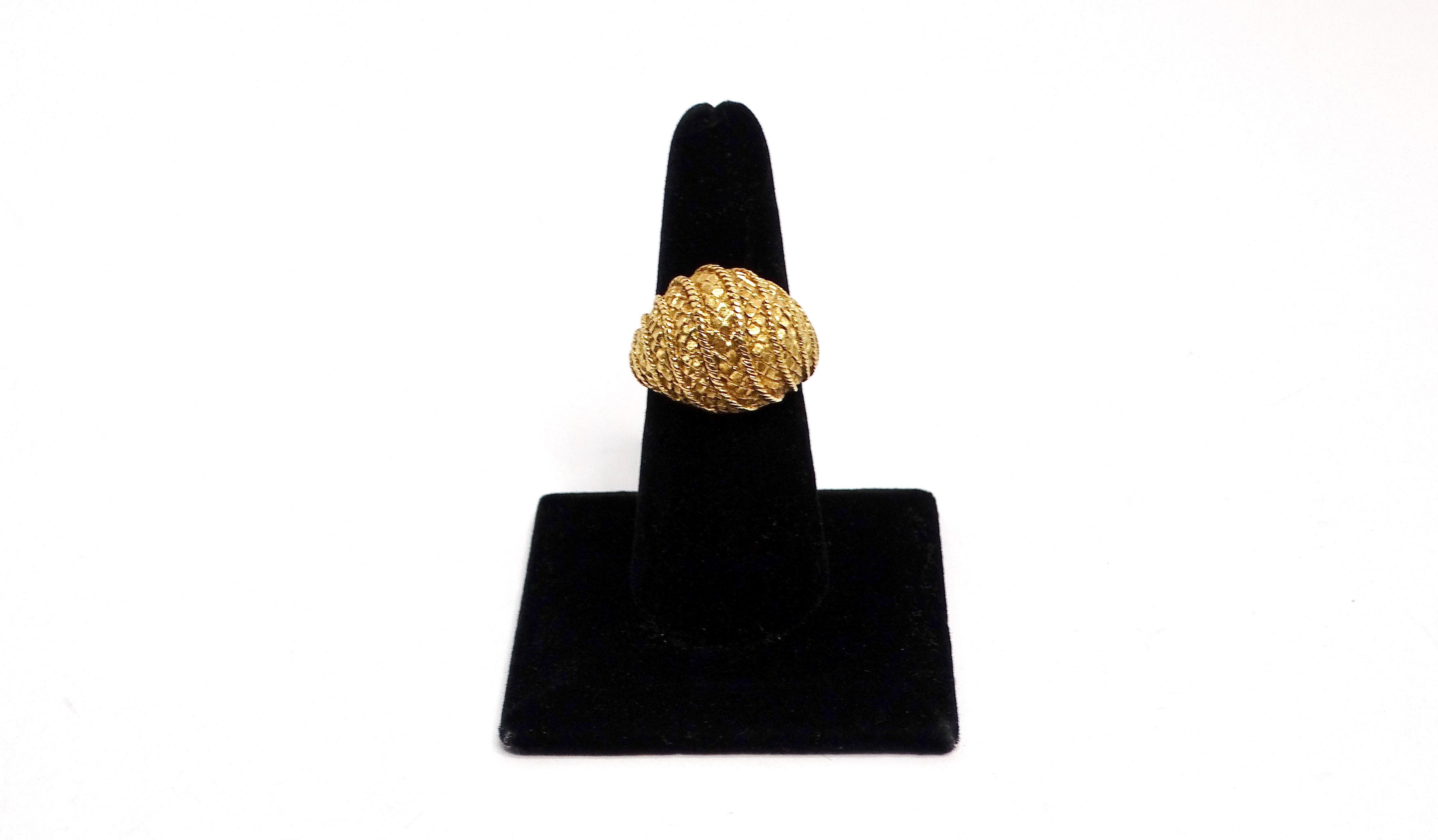 Der Vintage Dome Ring aus 18 Karat Gelbgold ist ein atemberaubendes monochromes Schmuckstück, das mühelos klassische und zeitgenössische Designelemente miteinander verbindet. Die Kuppel weist ein kompliziertes Schuppen- und Seilstreifenmuster auf,