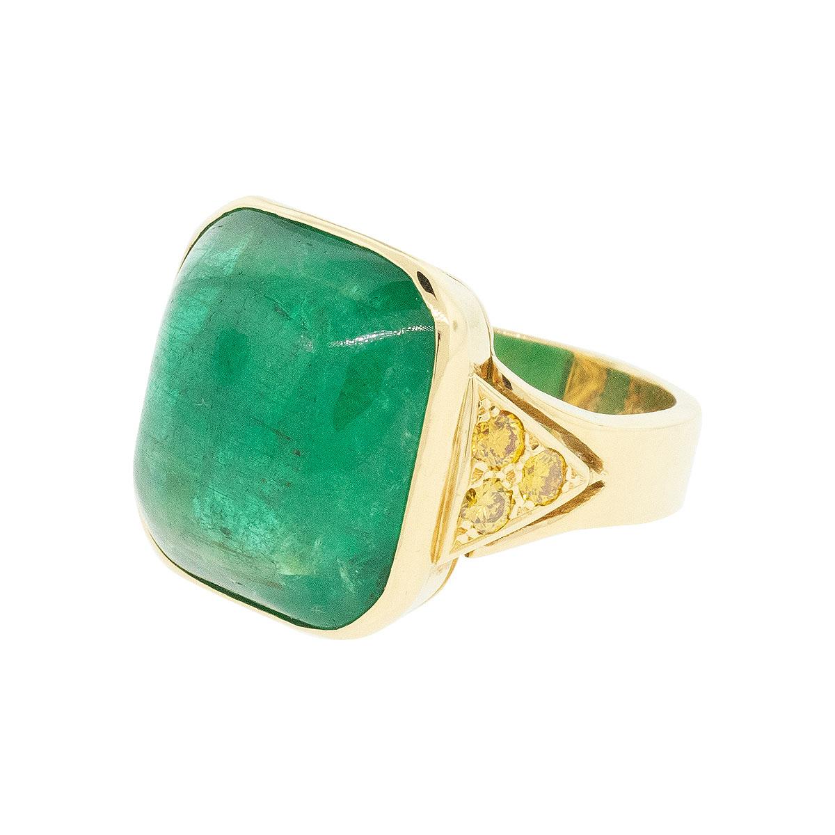 18k Yellow Gold Vintage Emerald Cabochon Ring In Excellent Condition For Sale In Boca Raton, FL