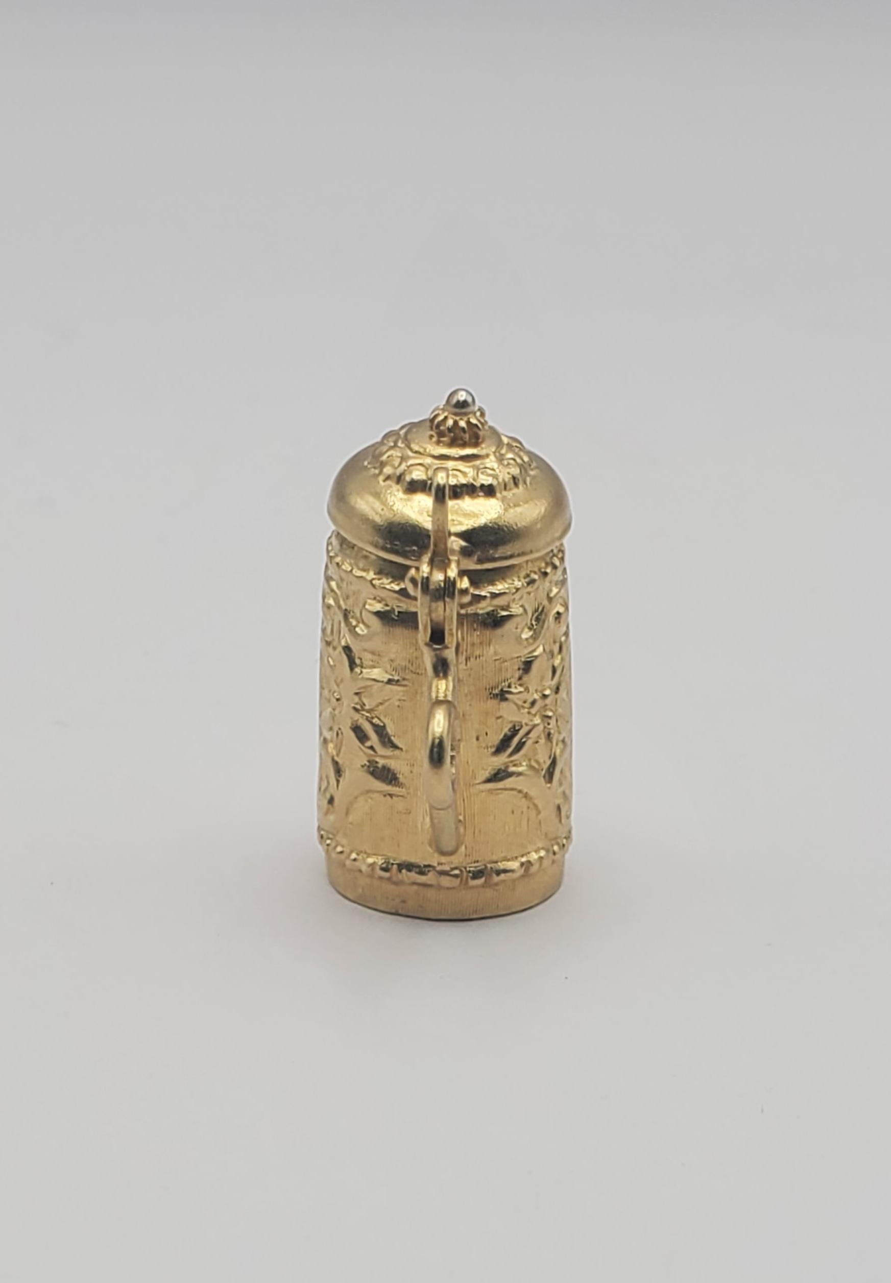 18K Yellow Gold Vintage Lidded Beer Stein Charm/Pendant In Good Condition In Pittsburgh, PA