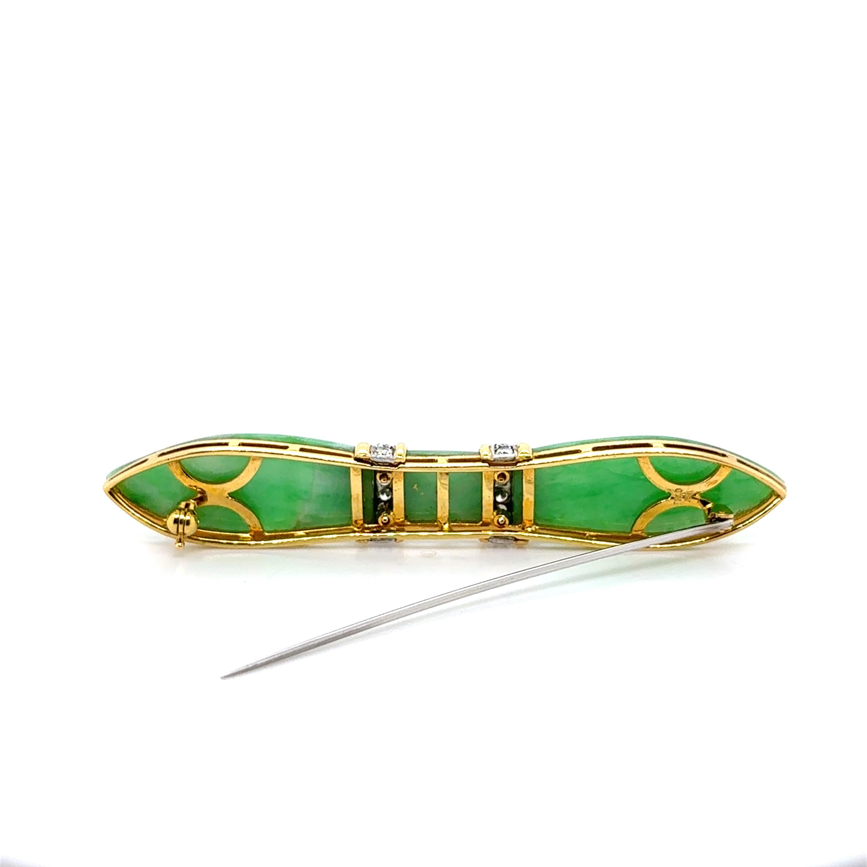 Diese lange, schlanke Brosche (80 x 15 mm) ist aus reichem 18-karätigem Gelbgold gefertigt und zeigt leuchtende Jade mit einem funkelnden Diamanten als Akzent. 

Die aus Ostasien stammende Jade wird für ihre beruhigende Energie verehrt und soll