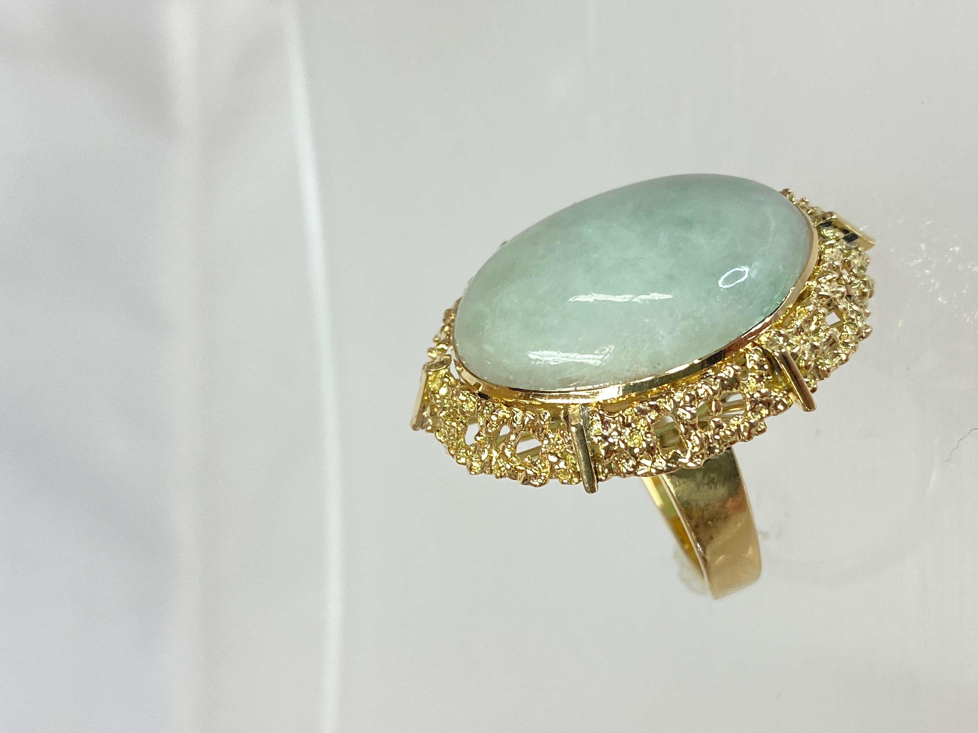 Women's or Men's 18K Yellow Gold Vintage Mid-Century 1960 Grand Jade Filigree Size 7 Ring 14.5g For Sale
