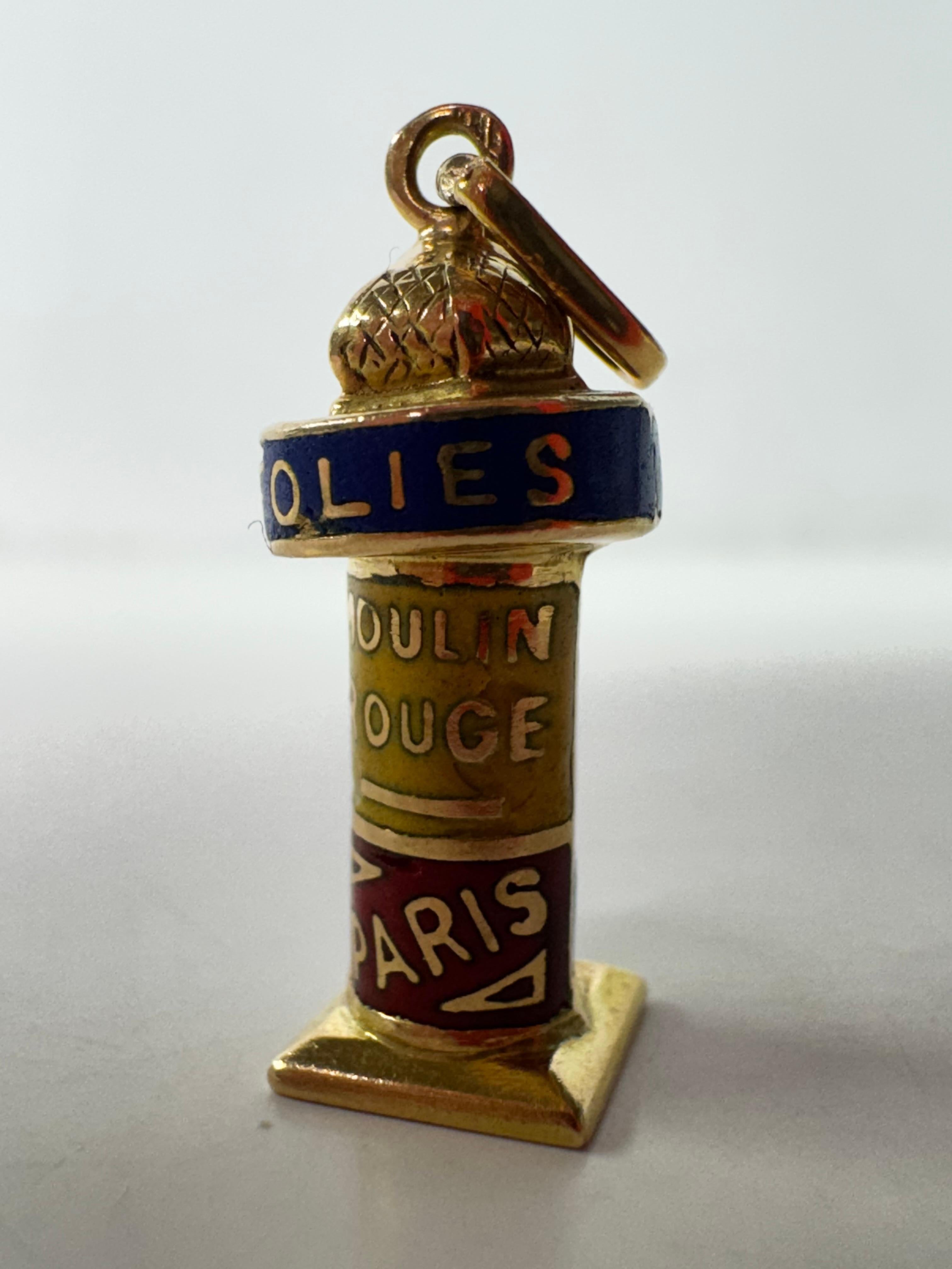 Art Déco Charm con chiosco di Parigi vintage in oro giallo 18 carati in vendita