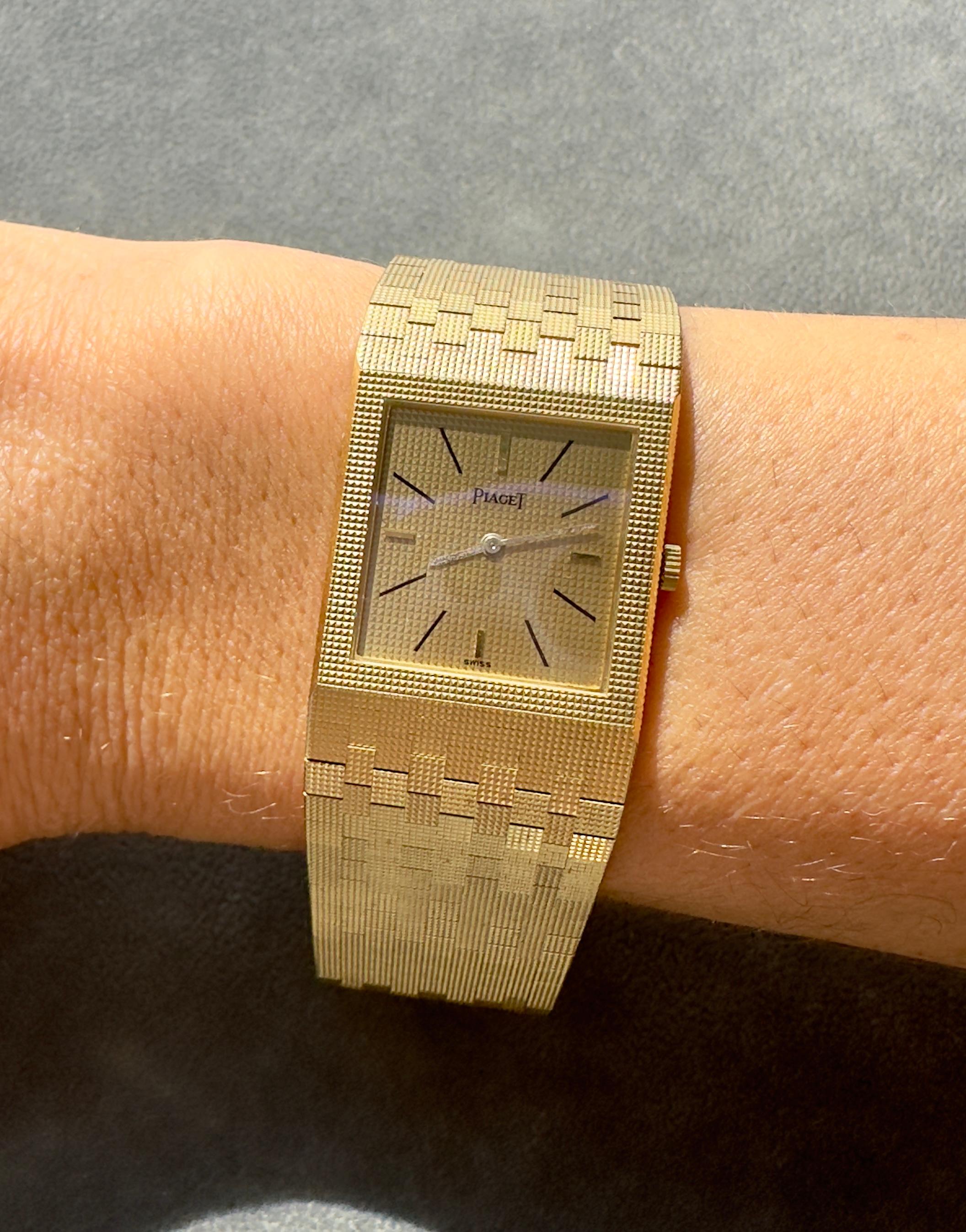 Beautiful pre-owned and vintage 1980s Piaget Swiss wristwatch, crafted in 18K yellow gold. This bold timepiece features a 23mm square case with a 4.6mm thickness and a band that tapers from 23mm to 19.2mm, fitting wrist sizes from 7 to 7.25 inches.