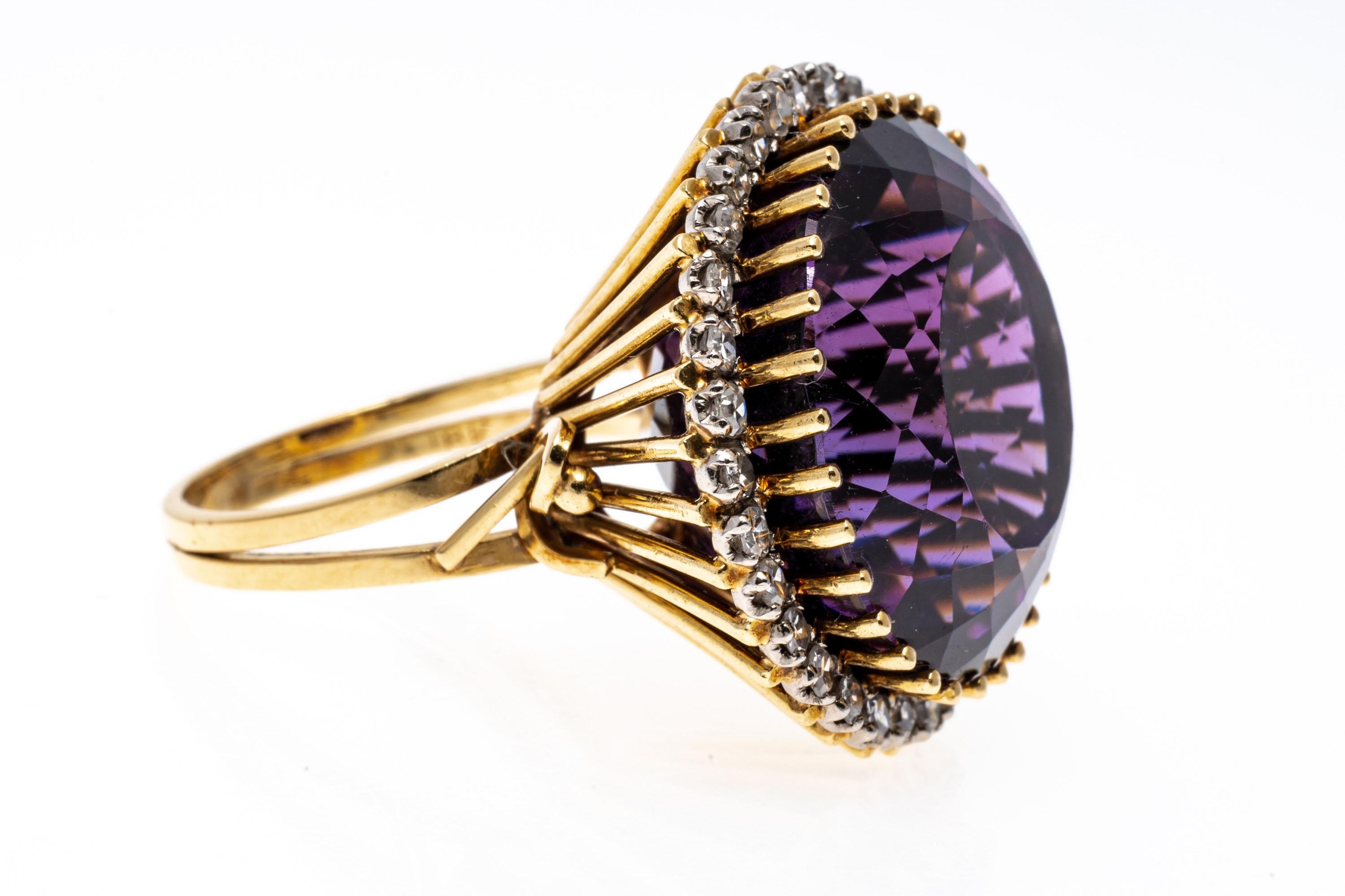 Bague vintage en or jaune 18 carats avec améthyste ronde violet foncé et halo de diamants en vente 1
