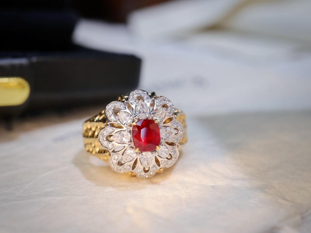 Anillo de cóctel de oro amarillo de 18 quilates estilo vintage con diamantes y rubíes Moderno en venta