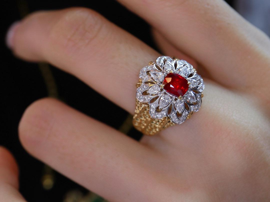 Anillo de cóctel de oro amarillo de 18 quilates estilo vintage con diamantes y rubíes Corte oval en venta