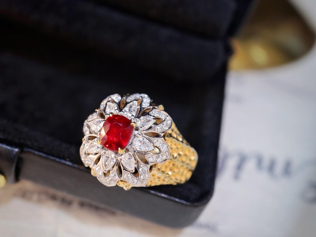 Anillo de cóctel de oro amarillo de 18 quilates estilo vintage con diamantes y rubíes en Nuevo estado para la venta en Kowloon, HK