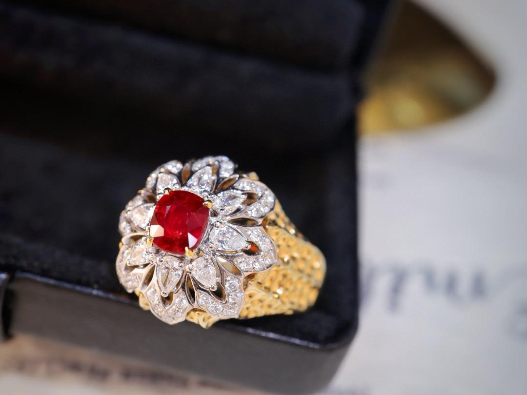 Femenino o masculino Anillo de cóctel de oro amarillo de 18 quilates estilo vintage con diamantes y rubíes en venta