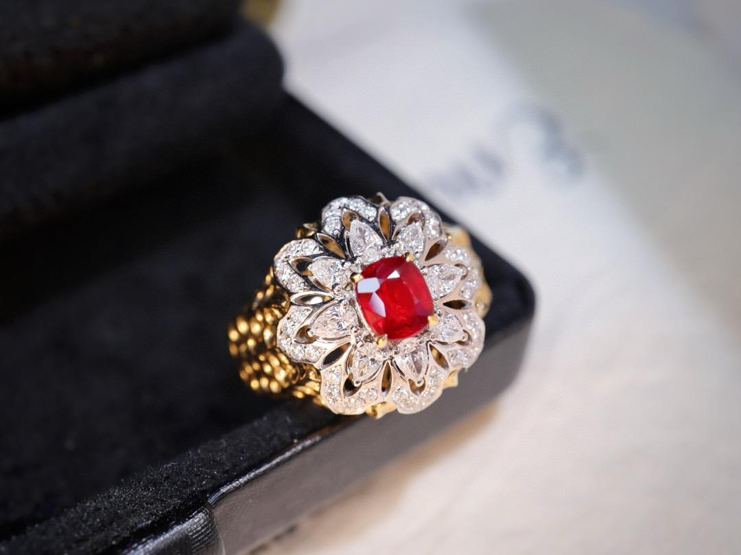 Anillo de cóctel de oro amarillo de 18 quilates estilo vintage con diamantes y rubíes en venta 1
