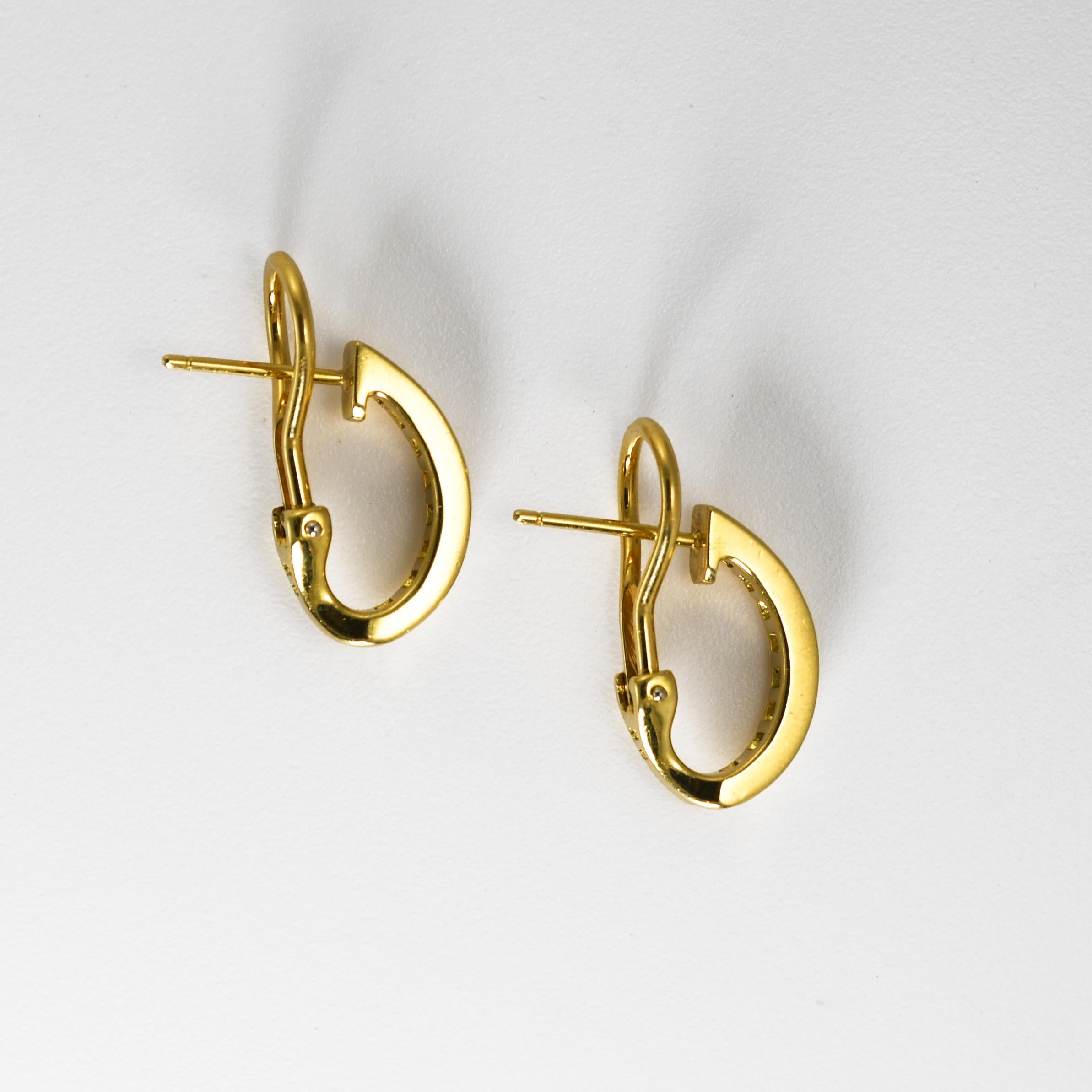 Orecchini vintage di Tiffany & Co. in oro giallo 18k e diamanti.
Il peso lordo è di 7,3 grammi.
Timbro 750 AT&T.
I diamanti sono tagli tondi brillanti, 0,65 carati totali, colore da F a G, purezza Vs, tagli molto buoni.
Gli orecchini misurano 3/4
