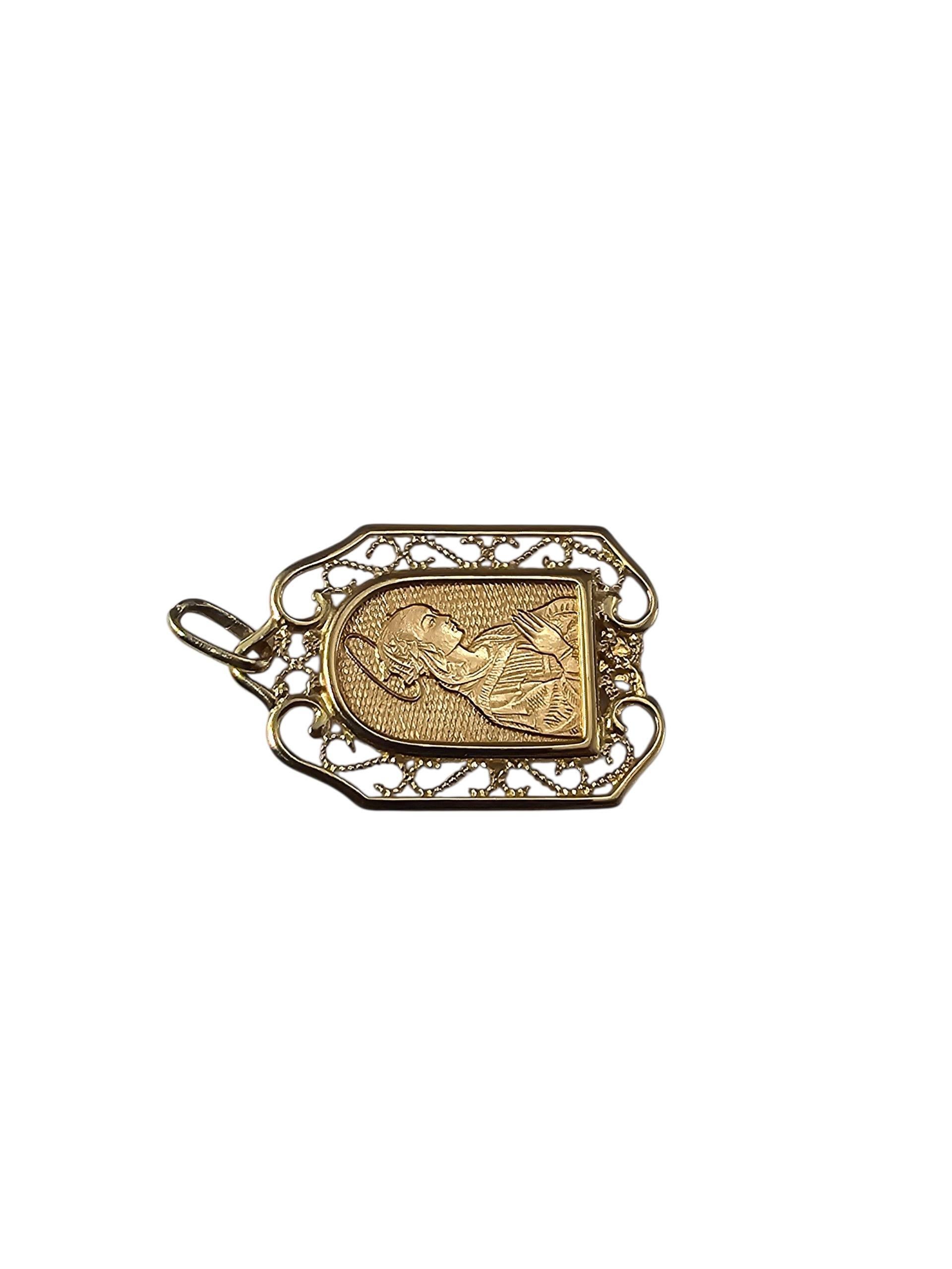 Pendentif Médaille Vierge Marie en or jaune 18K

Ce pendentif exquis représente la Vierge Marie en prière, encadrée d'une bordure en filigrane ajouré et orné. Un symbole significatif de dévotion - suffisamment élégant pour être porté au quotidien ou