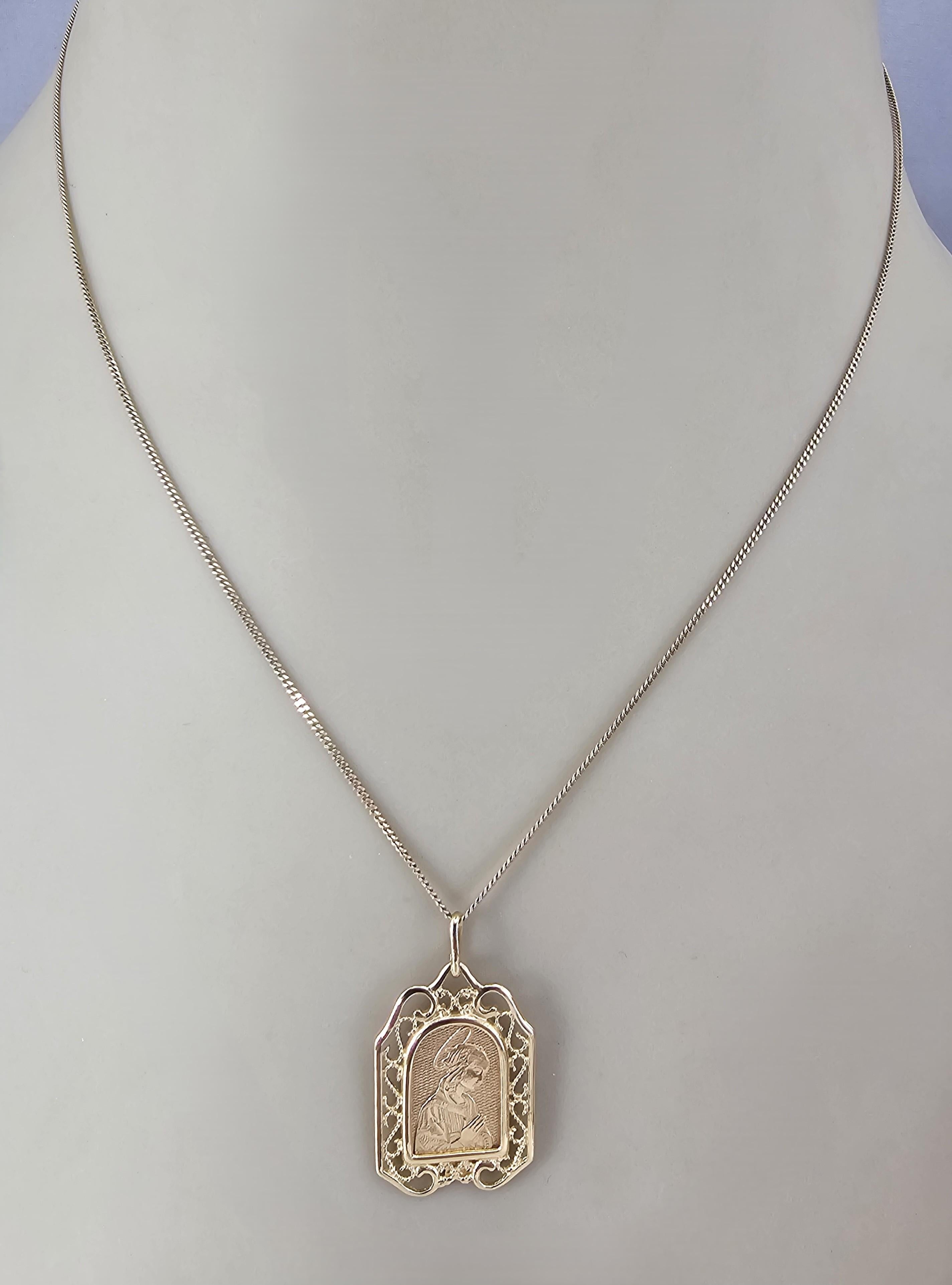 Pendentif en or jaune 18K avec médaille de la Vierge Marie #23524 en vente 2