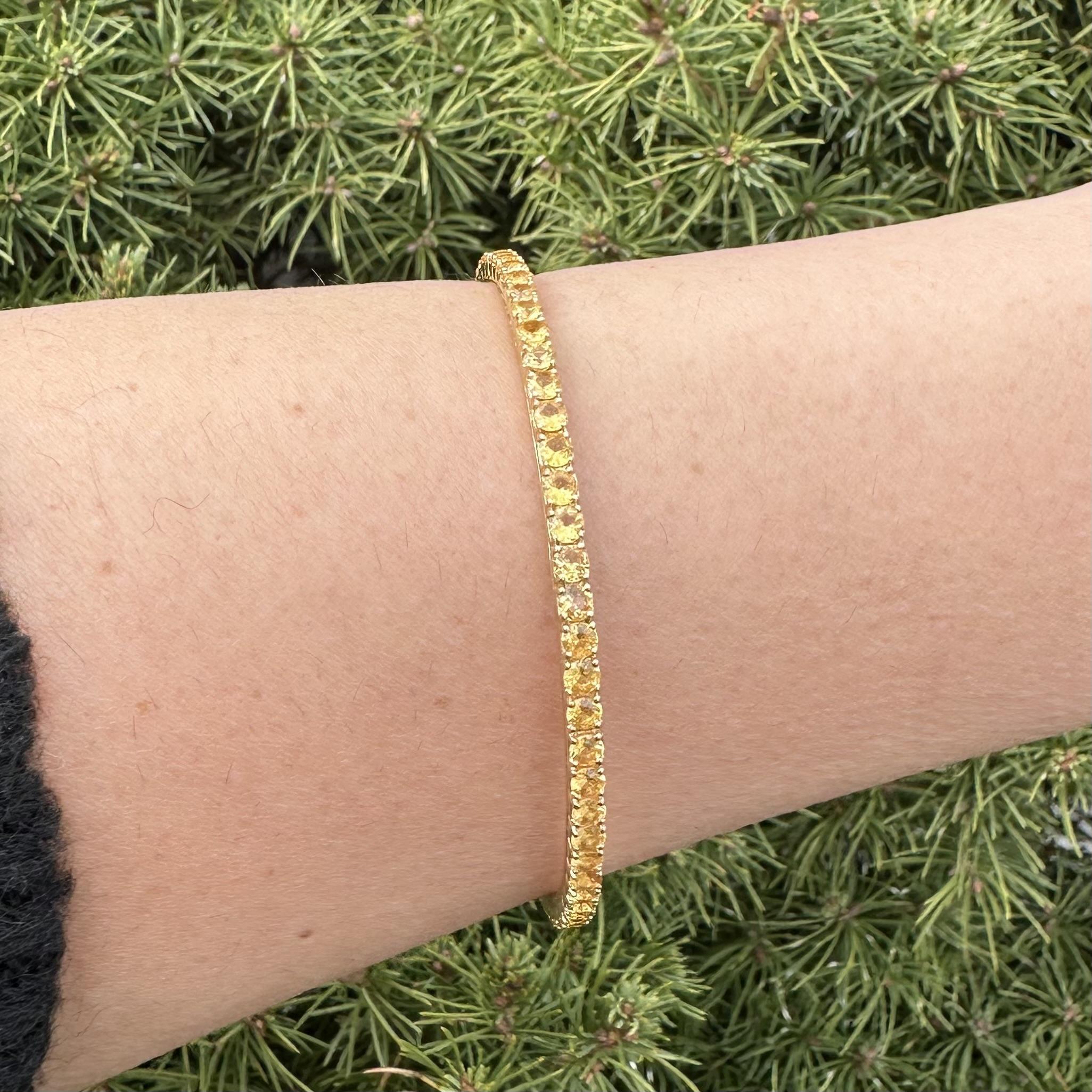 Bracelet en or jaune (18k) avec saphir en forme d'éternité, à enfiler sur le poignet Pour femmes en vente