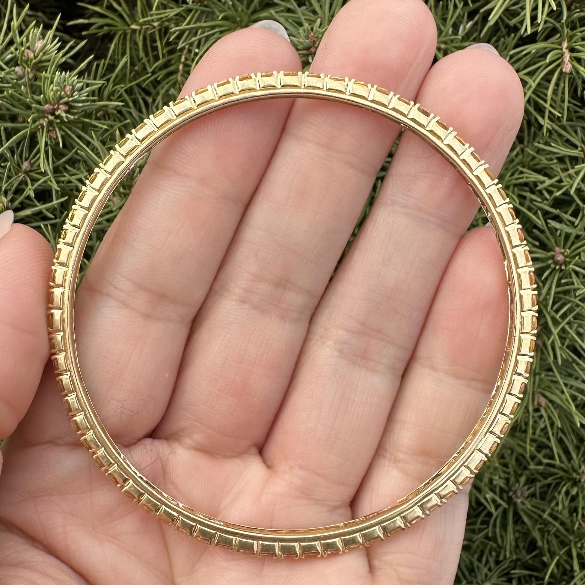 Bracelet en or jaune (18k) avec saphir en forme d'éternité, à enfiler sur le poignet en vente 1