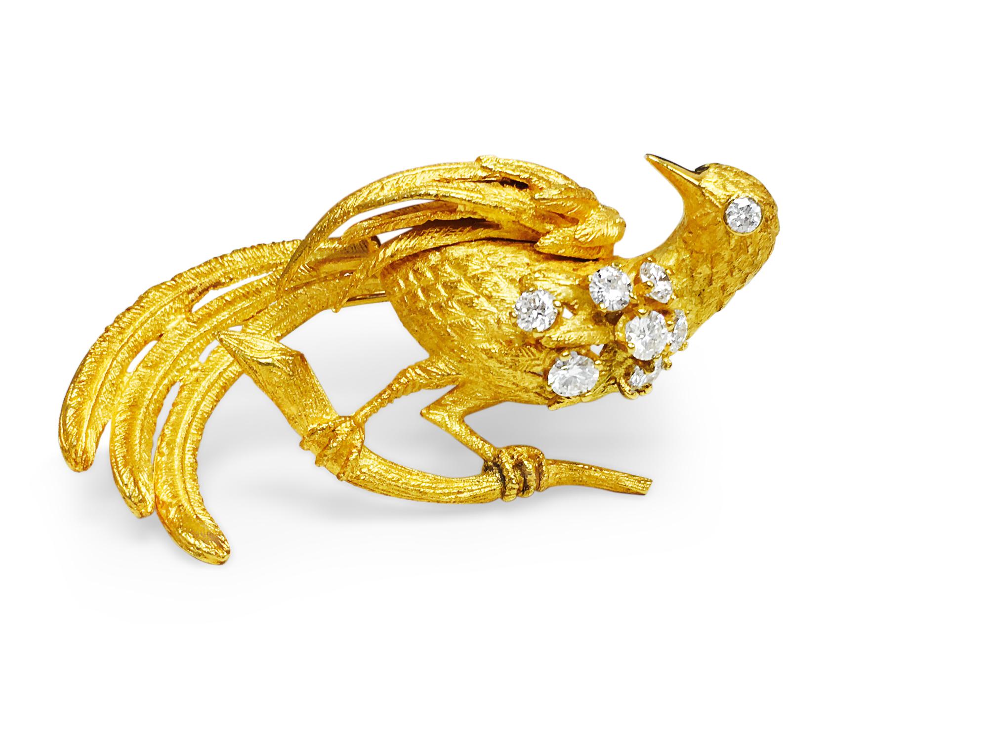 A pretty and special bird-shaped pin made of 18-karat yellow gold with very clear and sparkling diamonds. The diamonds weigh a total of 1.00 carat and are of top-notch quality with very few imperfections (VVS clarity) and a color grade of E-F. They