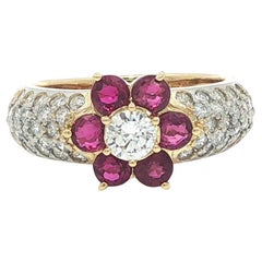 Anello in oro giallo 18k e platino con rubino rotondo da 1,66 carati e diamante a grappolo