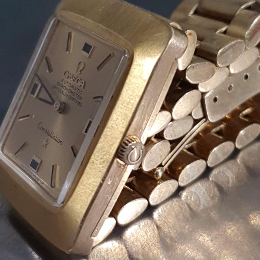 18K Yellow Gold Omega Constellation full satinated gold, original in all its components. 
Automatic movement, Square Clock face 
