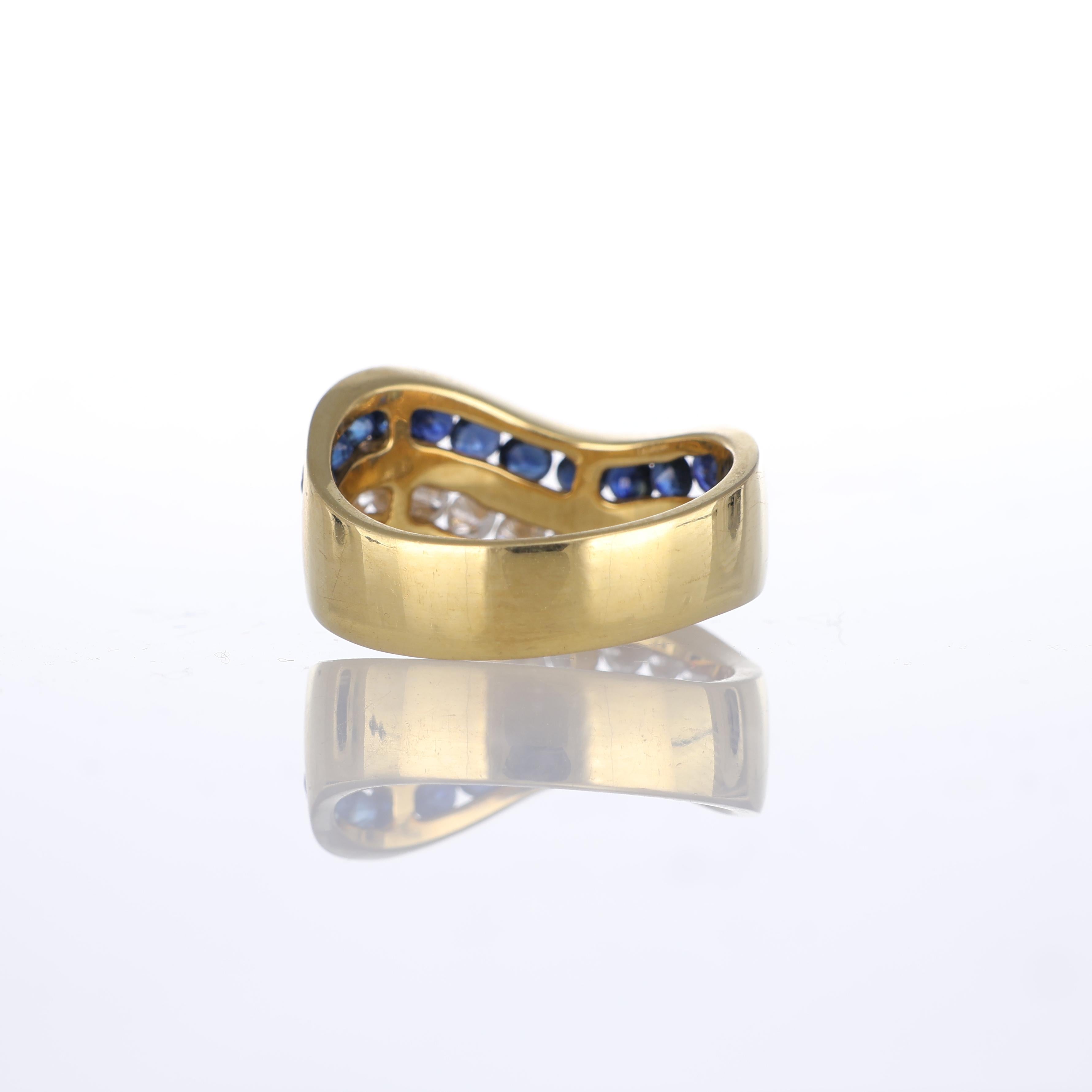 18k Yellow Gold Wave Band Ring with Sapphires and Diamonds In New Condition For Sale In Bergamo, BG