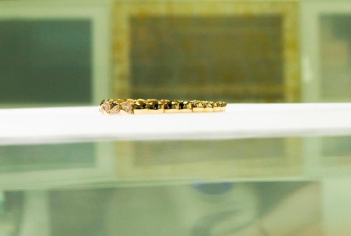 •	Métal : Or jaune 18K 
•	Poids : 9,98 g 
•	Pierres précieuses : Diamants naturels
•	Poids total des diamants : 0,46 ct (72 pierres)
•       Diamètre du bracelet : 1+2=8].

Conçu pour celles qui apprécient l'élégance, cet exquis bracelet en or jaune