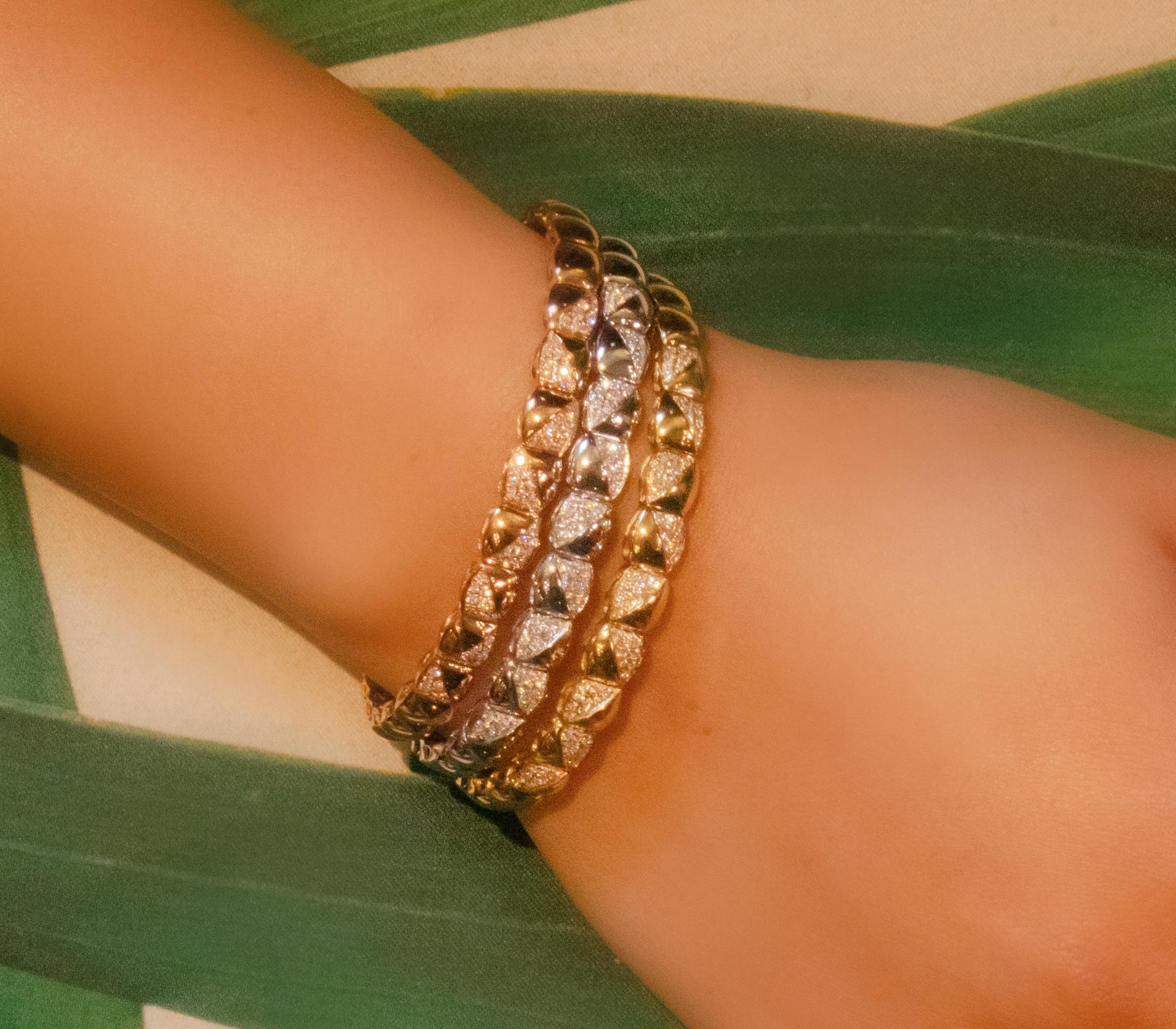 Taille ronde Bracelet jonc en or jaune 18 carats avec diamants naturels IdunnCollection en vente