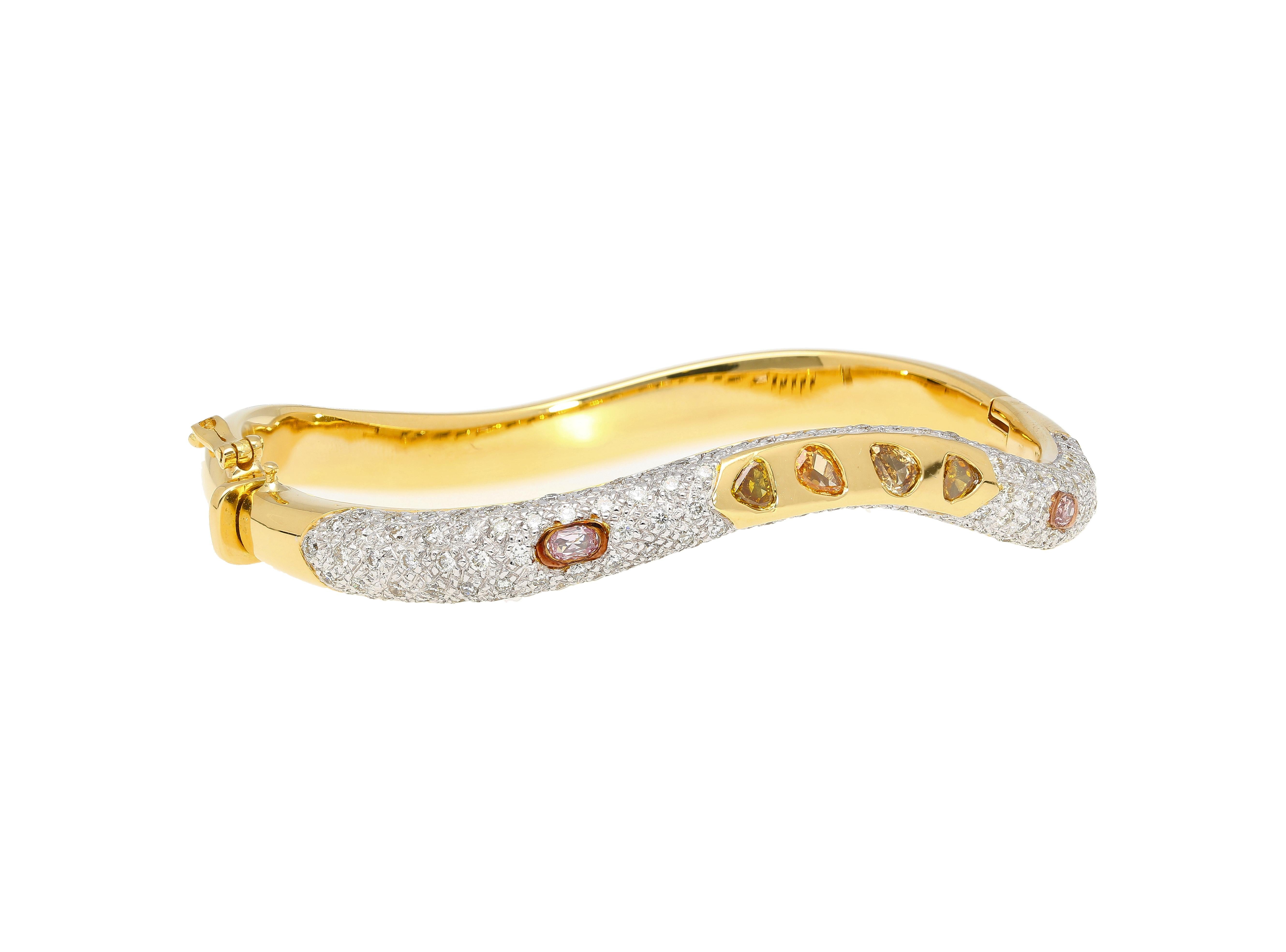 Art nouveau Bracelet jonc ondulé en or jaune 18 carats pavé de diamants multicolores en vente