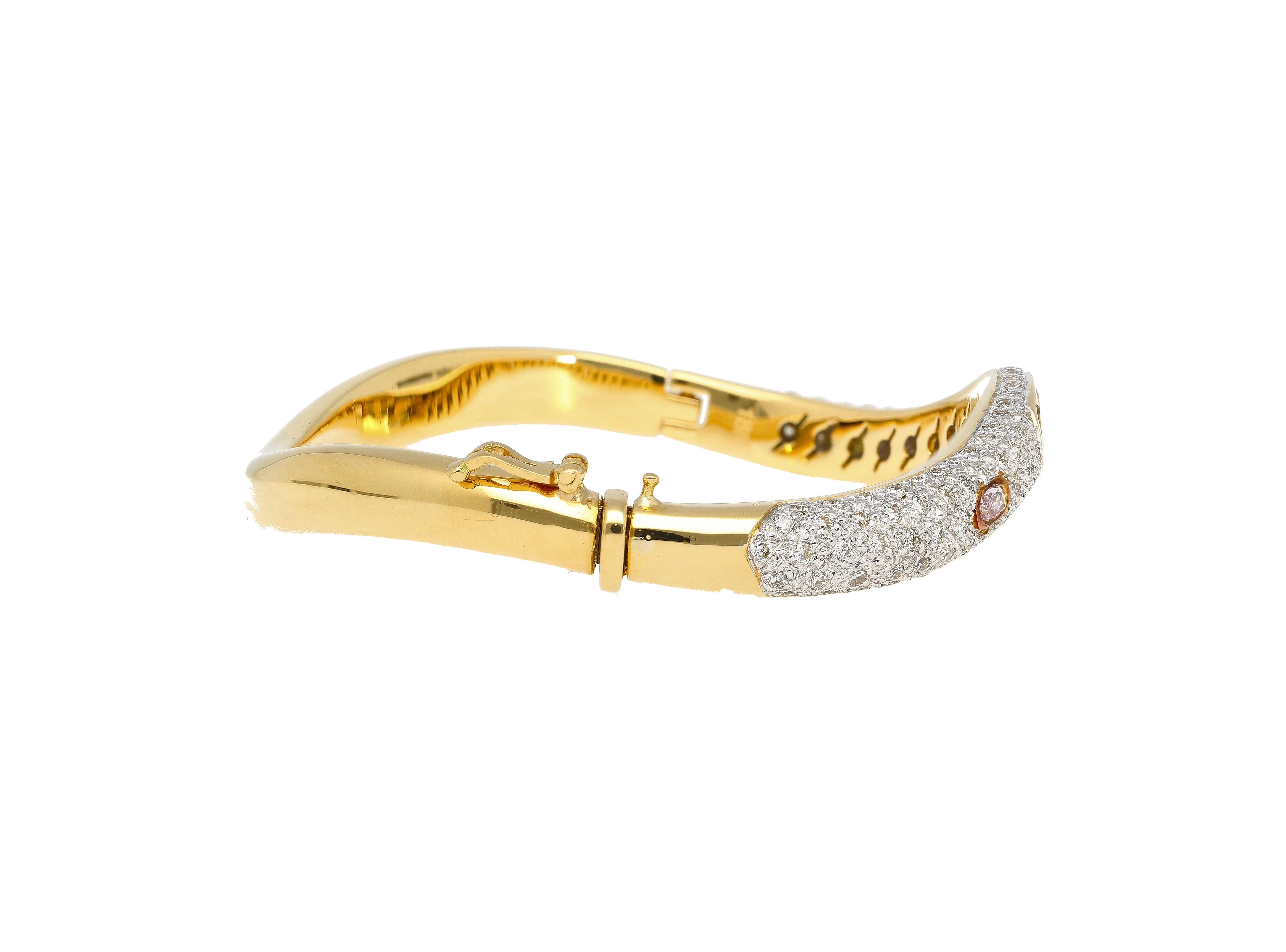 Taille ovale Bracelet jonc ondulé en or jaune 18 carats pavé de diamants multicolores en vente