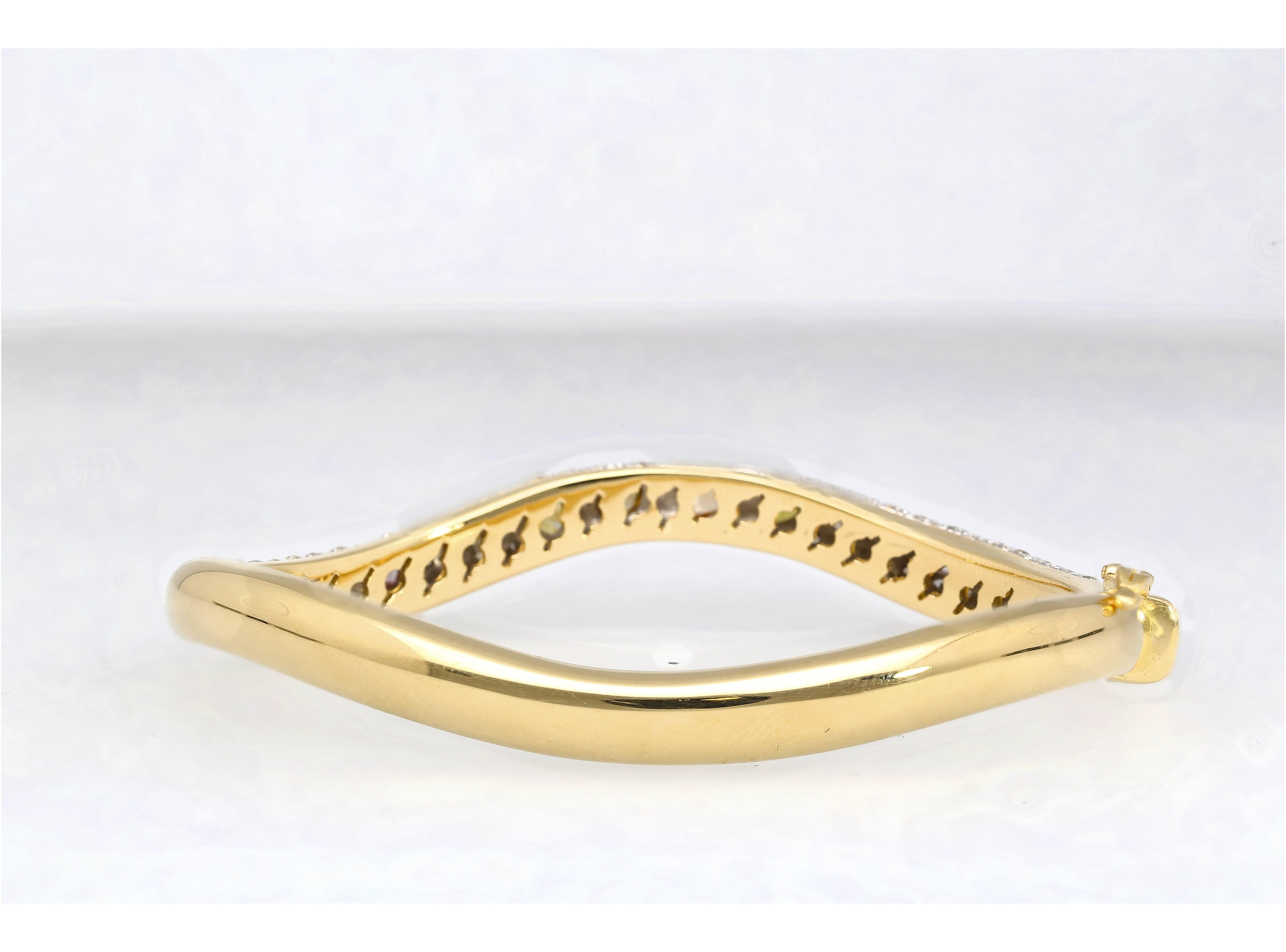 Bracelet jonc ondulé en or jaune 18 carats pavé de diamants multicolores Neuf - En vente à Miami, FL