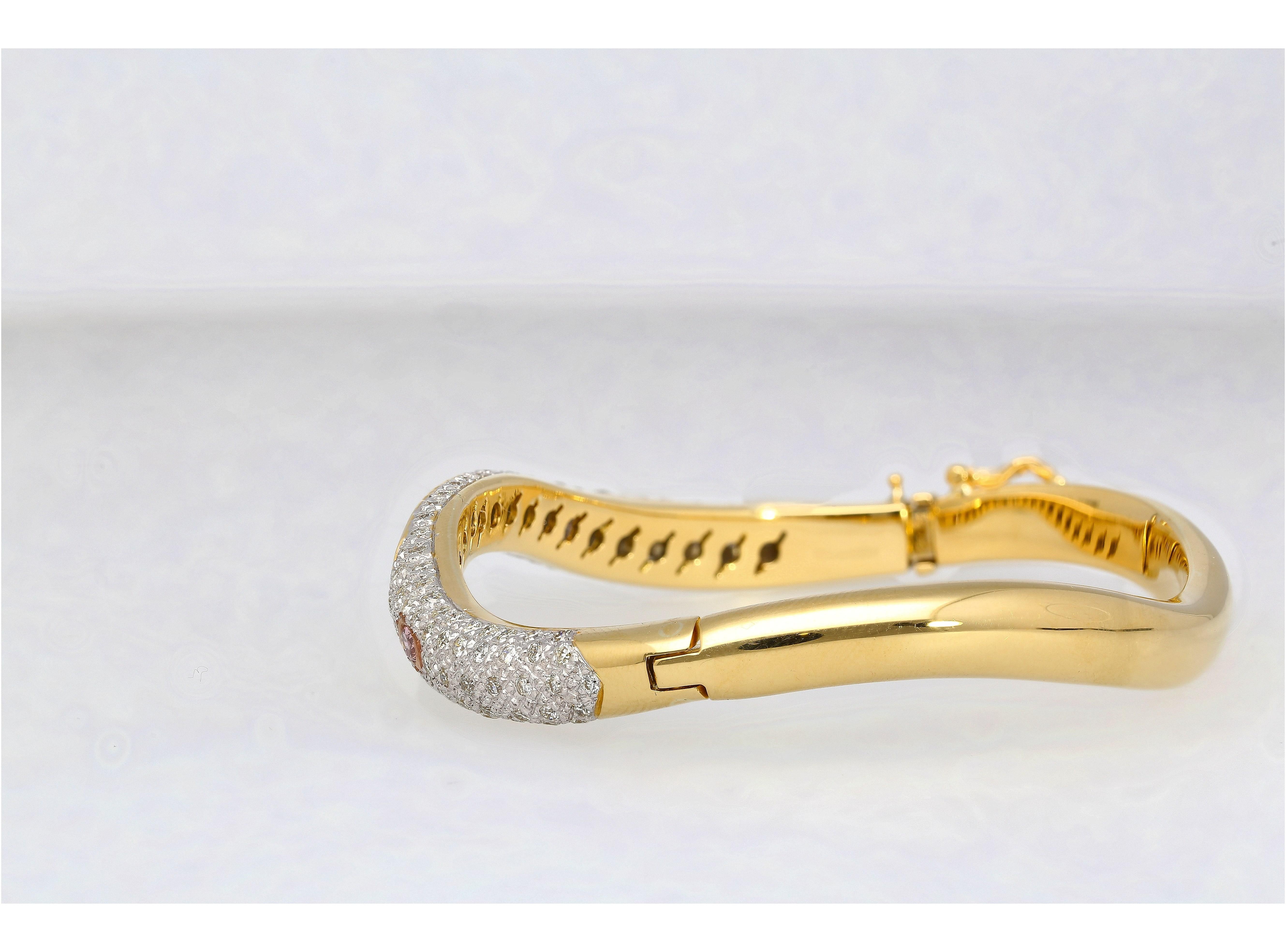 Bracelet jonc ondulé en or jaune 18 carats pavé de diamants multicolores Unisexe en vente