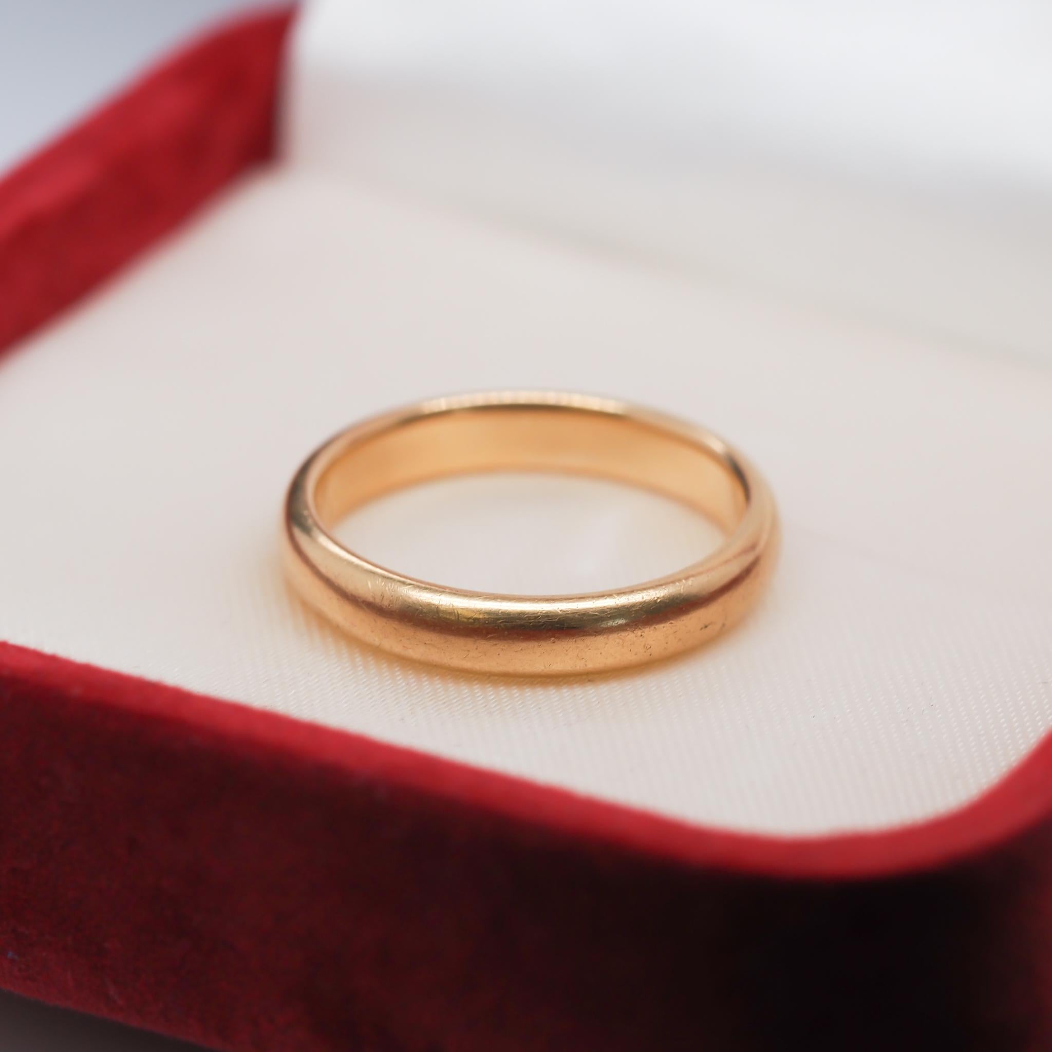 18k Yellow Gold Wedding Band with Hallmarks In Good Condition For Sale In Atlanta, GA