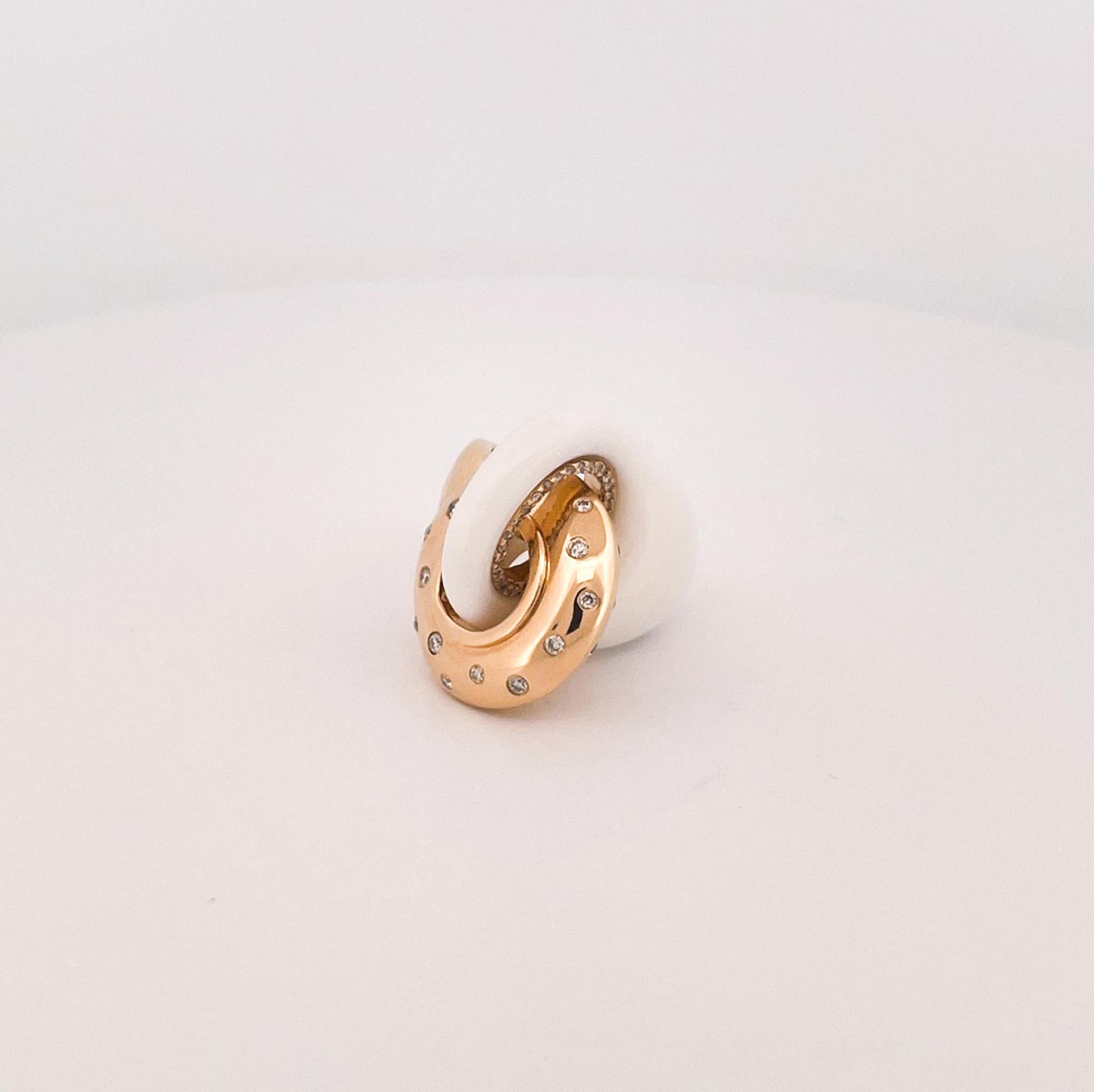 18k Yellow Gold & White Agate Interlocking Ring For Sale 4