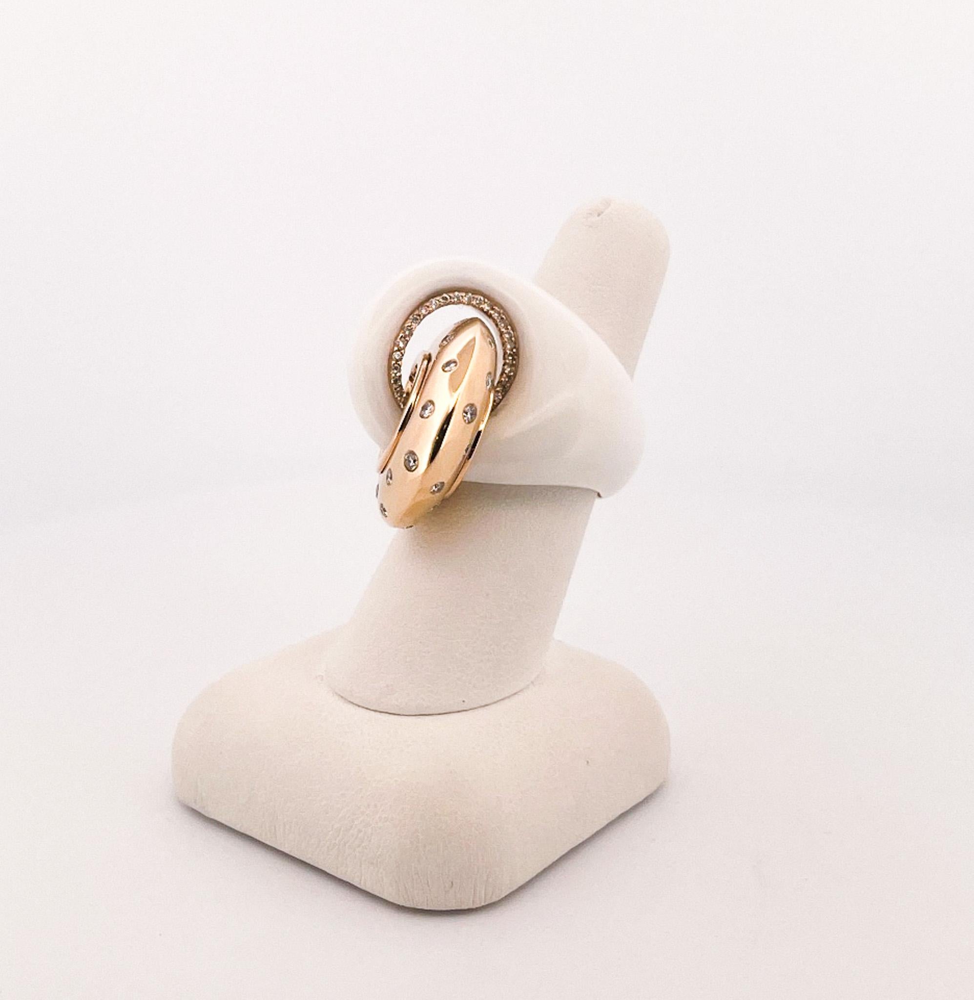 18k Yellow Gold & White Agate Interlocking Ring For Sale 5