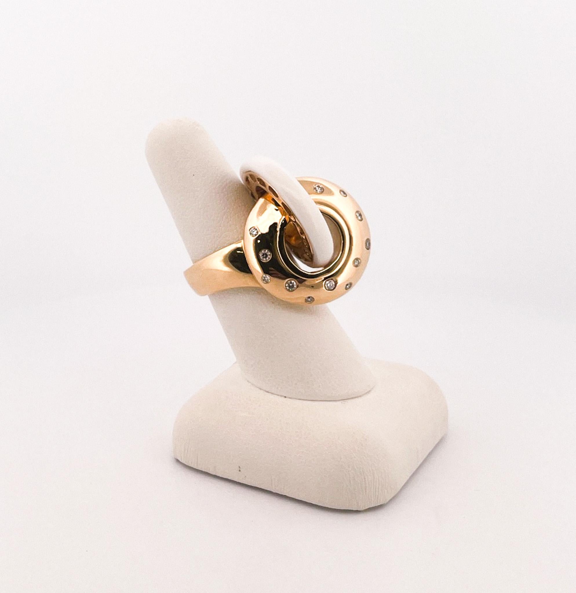 18k Yellow Gold & White Agate Interlocking Ring For Sale 6