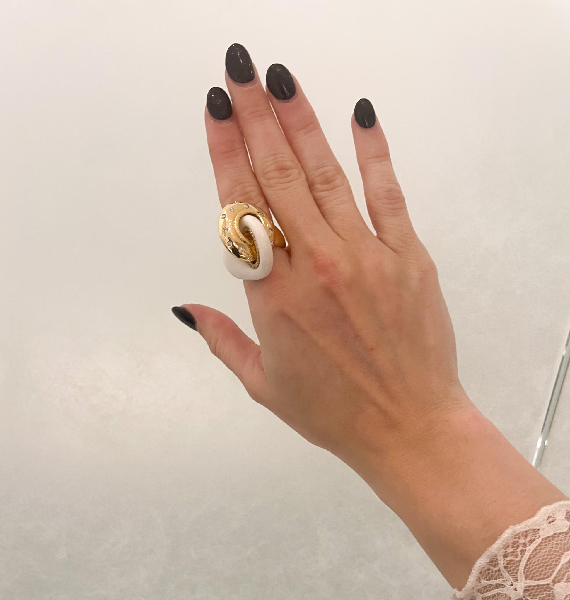 18k Yellow Gold & White Agate Interlocking Ring For Sale 8