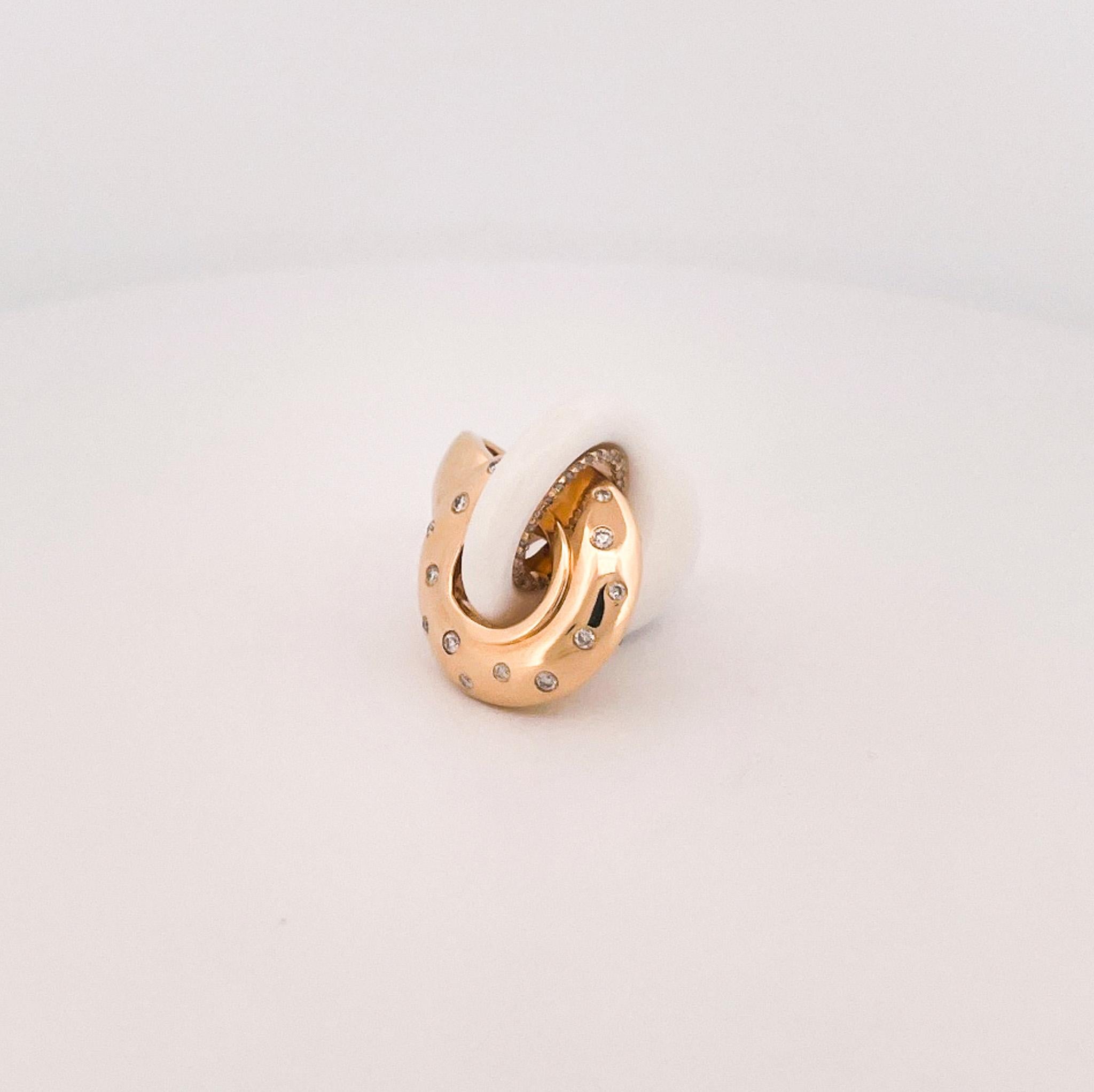 Modern 18k Yellow Gold & White Agate Interlocking Ring For Sale
