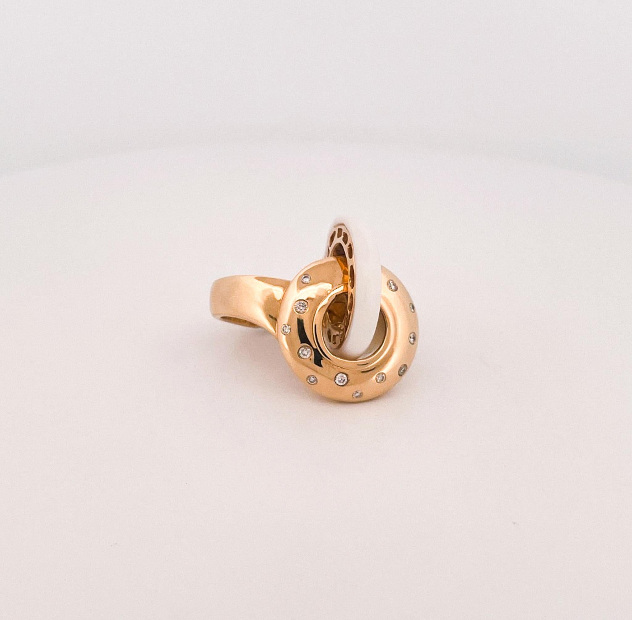 18k Gelbgold & Weißer Achat Interlocking Ring (Rundschliff) im Angebot