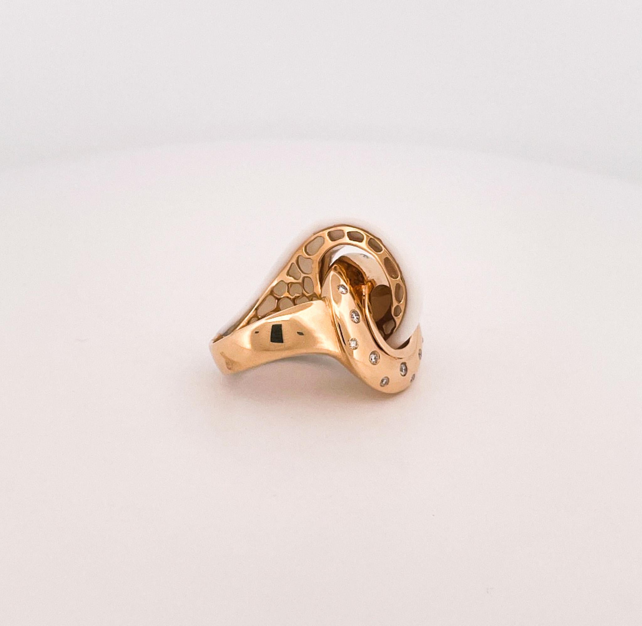 18k Gelbgold & Weißer Achat Interlocking Ring im Zustand „Hervorragend“ im Angebot in Dallas, TX