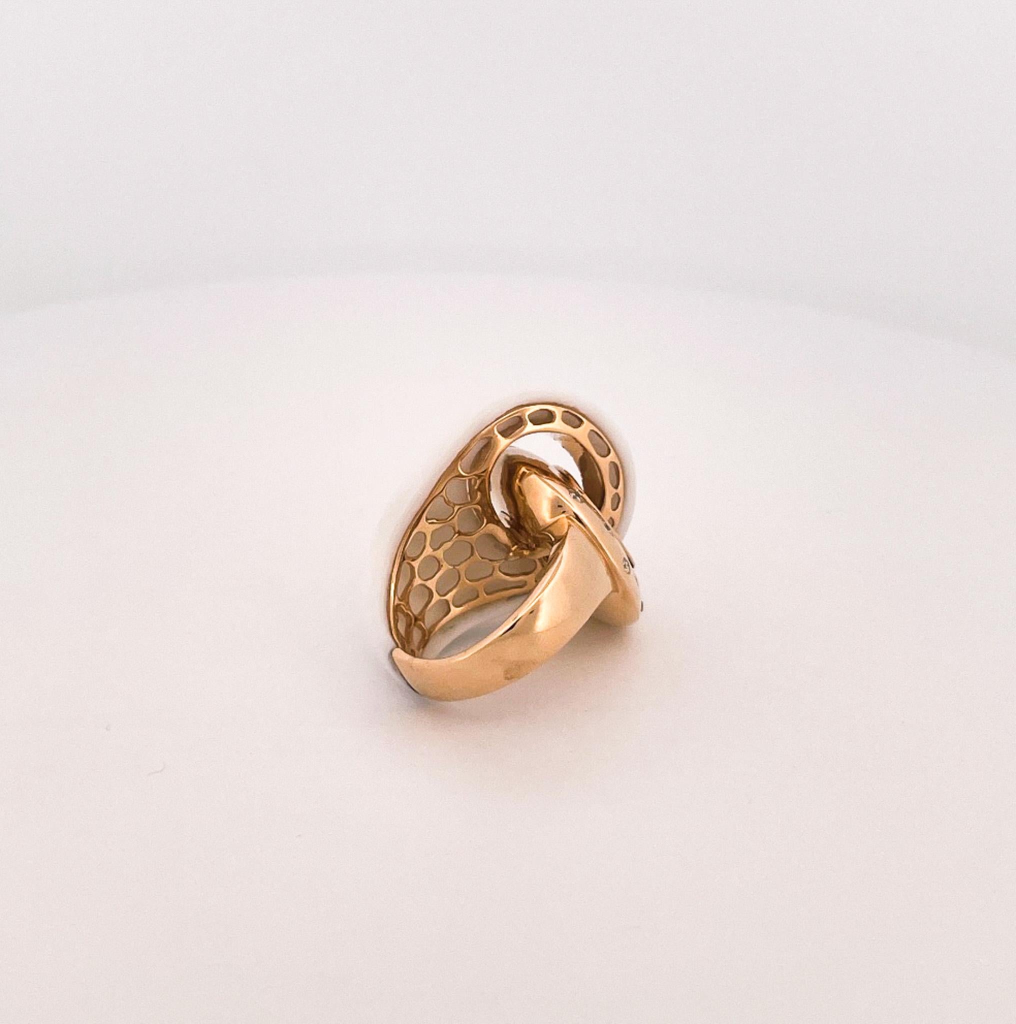 Women's 18k Yellow Gold & White Agate Interlocking Ring For Sale