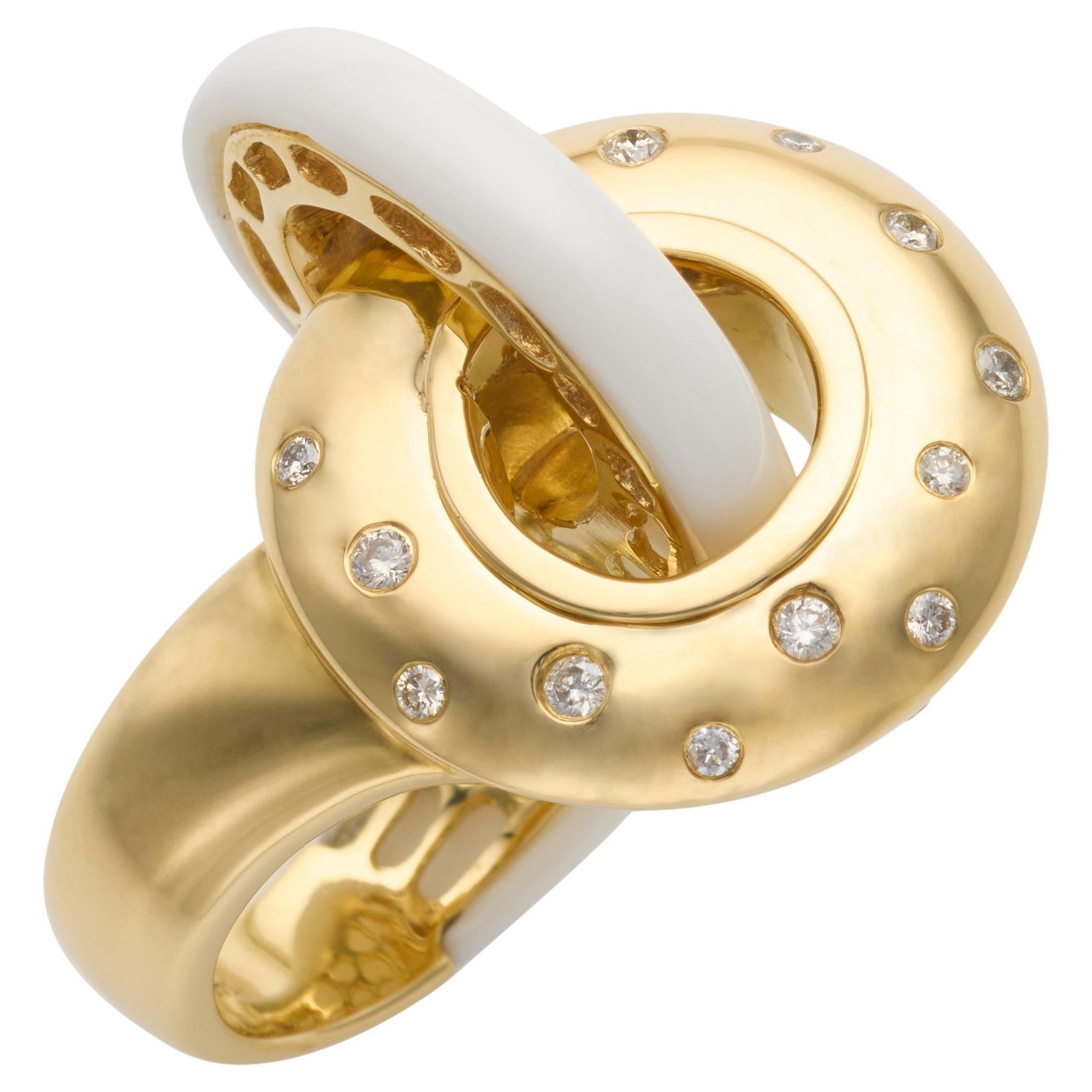 18k Yellow Gold & White Agate Interlocking Ring For Sale